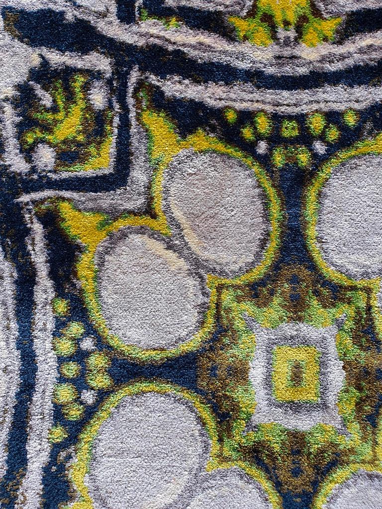 Geometrischer handgewebter Seidenteppich - hergestellt in Kaschmir und entworfen von Dena Lawrence im Zustand „Neu“ im Angebot in WEMBLEY DOWNS, AU