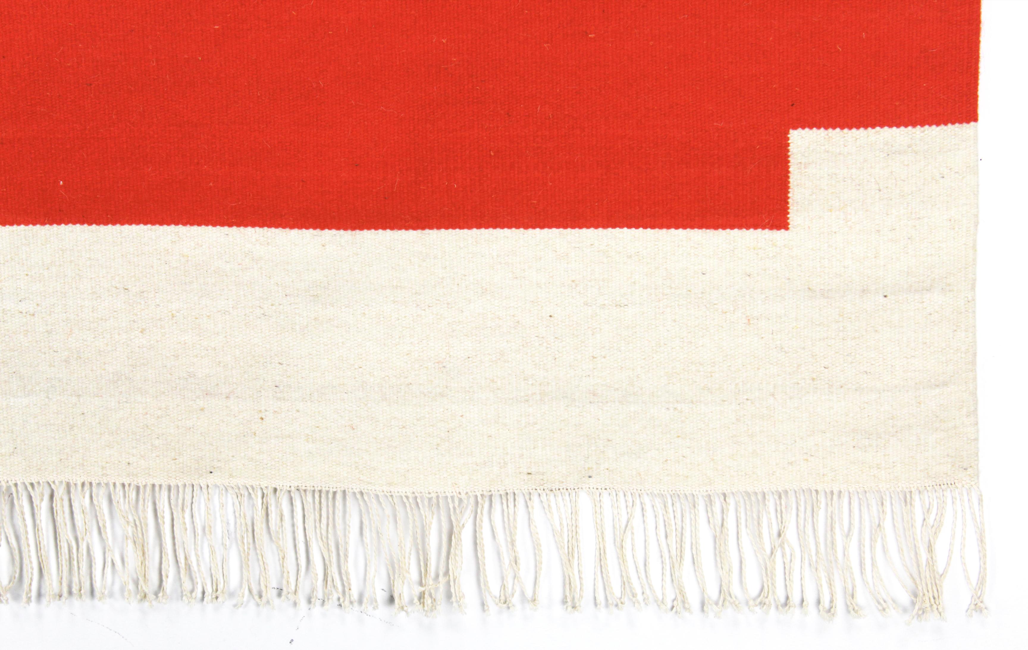 Dieser Teppich ist ein einzigartiges Erbstück. Inspiriert von Brutalismus, skandinavischem Minimalismus und mexikanischen Traditionen entstand ein einzigartiges Stück, das in jedem Raum auffällt. 

Andrew Boos versucht neu zu definieren, was ein