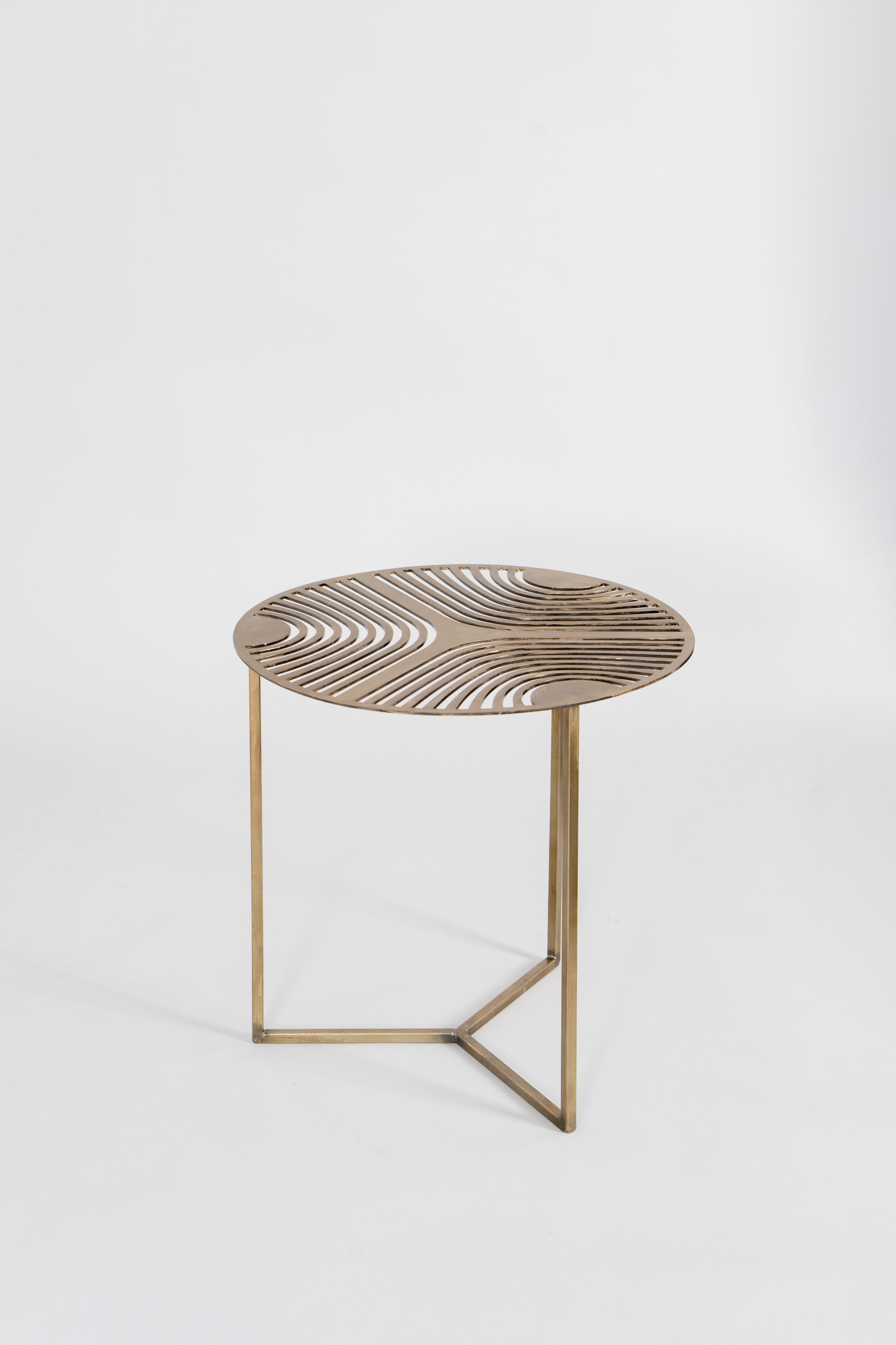 The Armonic tables constitute a family of sound tables, each distinguished by a range of sounds reflecting the geometric process that generated them. A visible path guides the transformation from one shape to another, from the center outward and