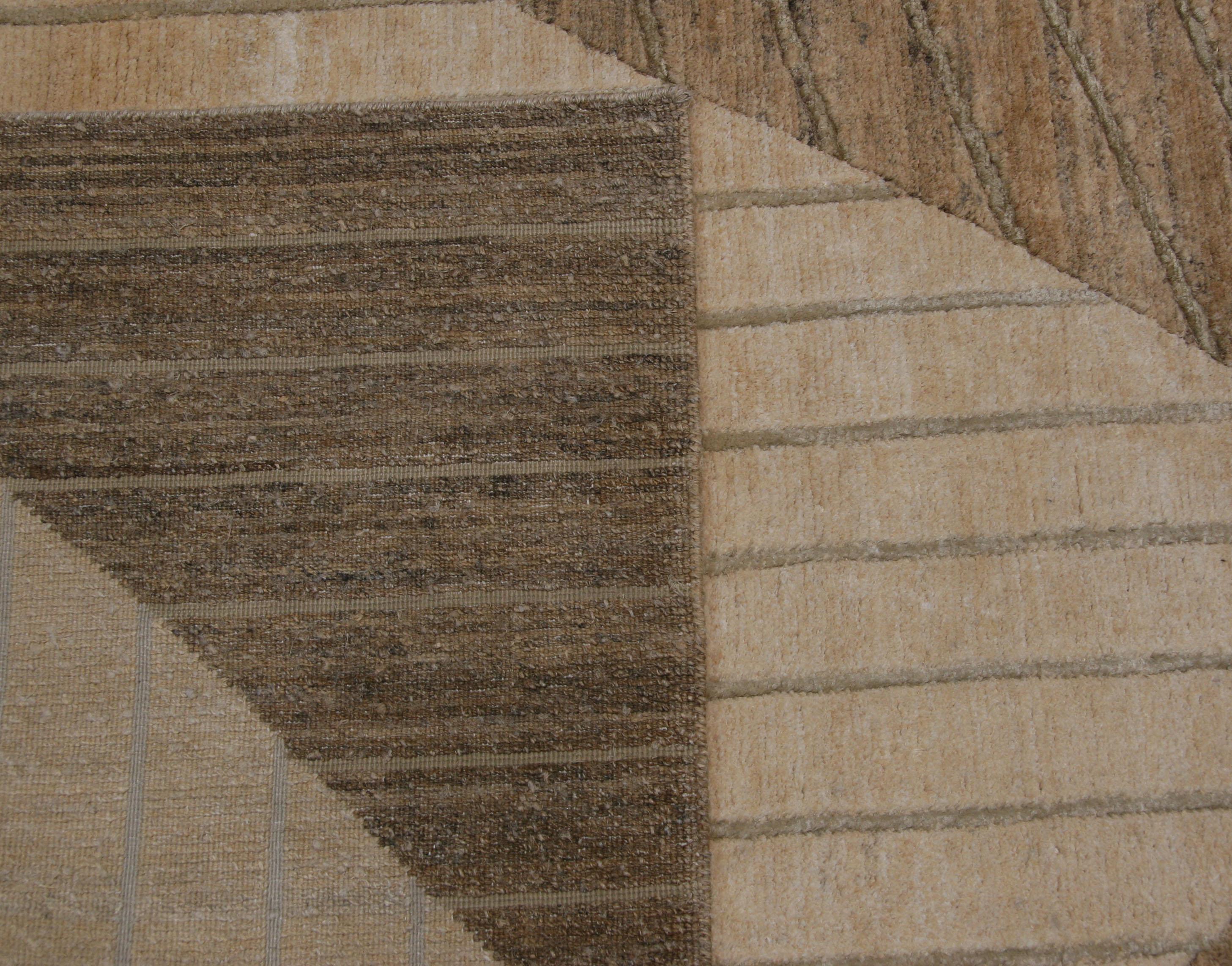 Questo disegno geometrico 9x12 è una combinazione di canapa con accenti di seta annodata a mano dal Nepal.