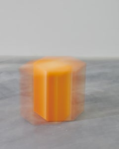 Table d'appoint/tabouret géométrique en résine époxy orange dégradé, Hex Box par Facture