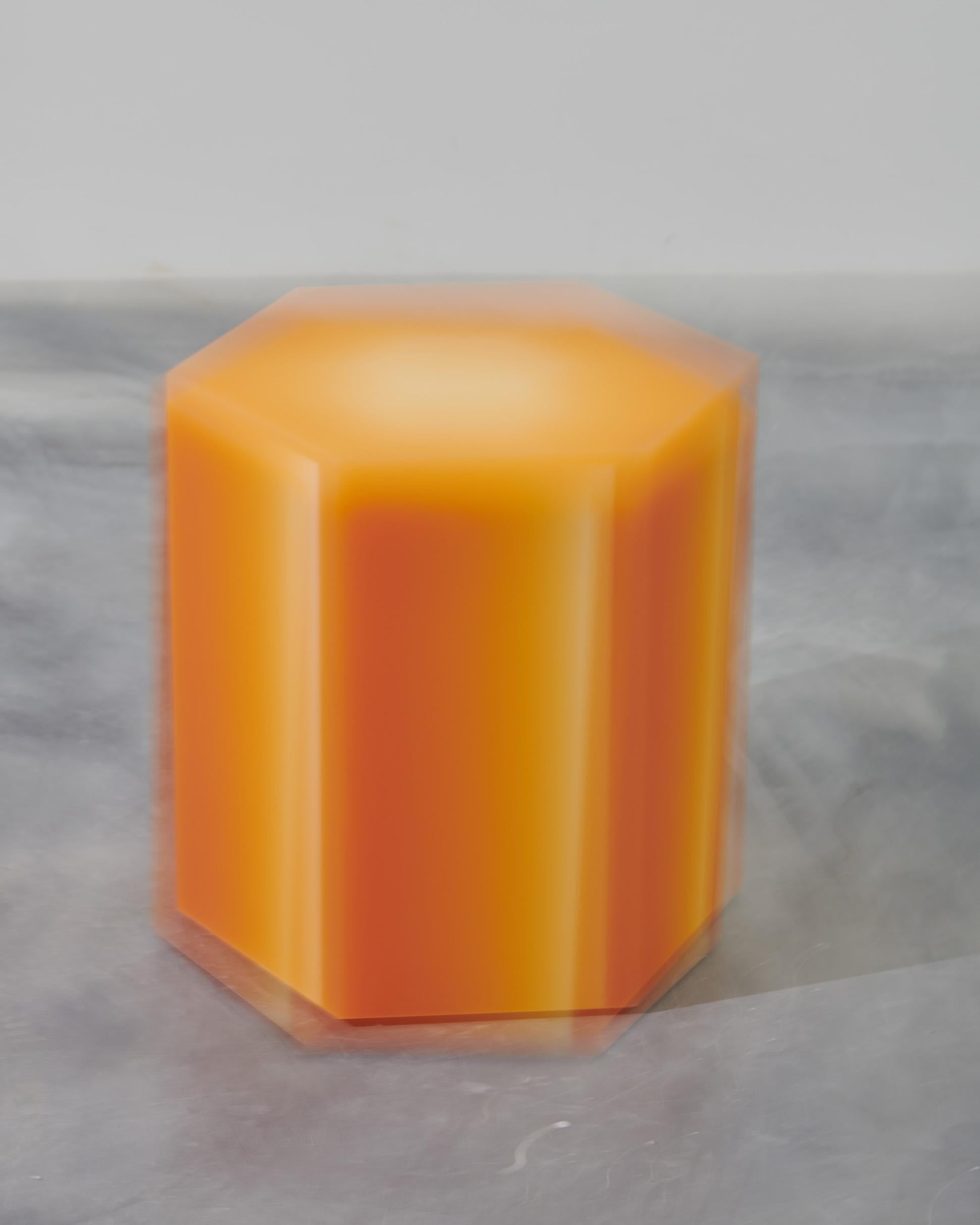 Mesa auxiliar / taburete geométrico hexagonal de resina epoxi en naranja degradado by Facture Moderno en venta