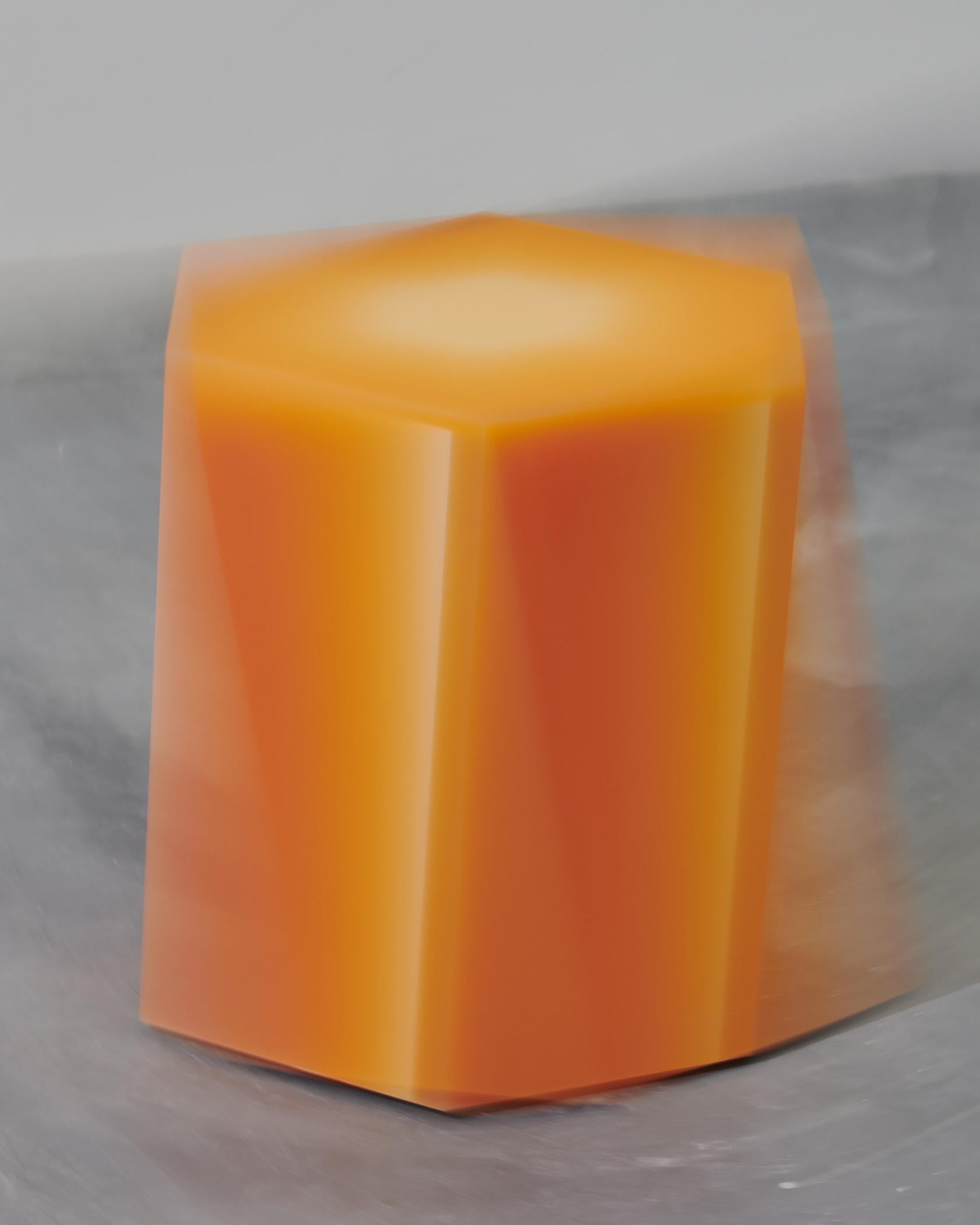 Mesa auxiliar / taburete geométrico hexagonal de resina epoxi en naranja degradado by Facture Estadounidense en venta