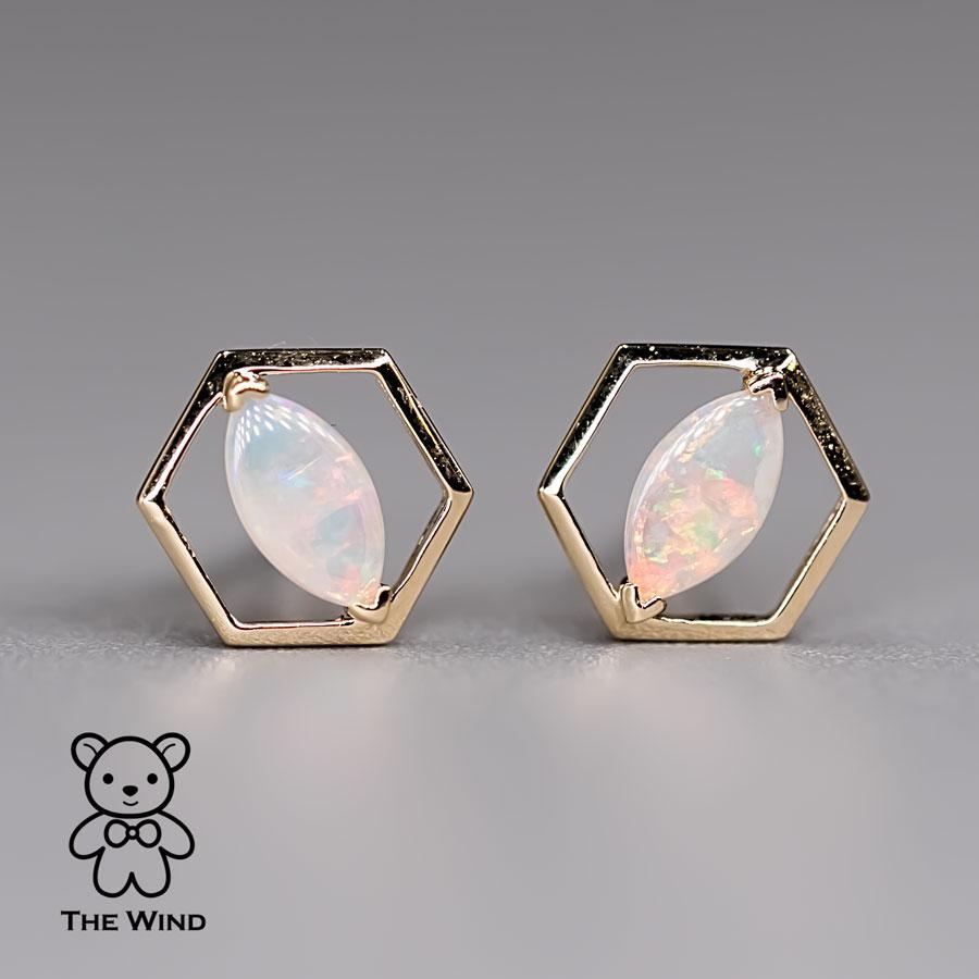 Arts and Crafts Clous d'oreilles en or jaune 14 carats avec opale massive australienne de forme hexagonale géométrique en vente