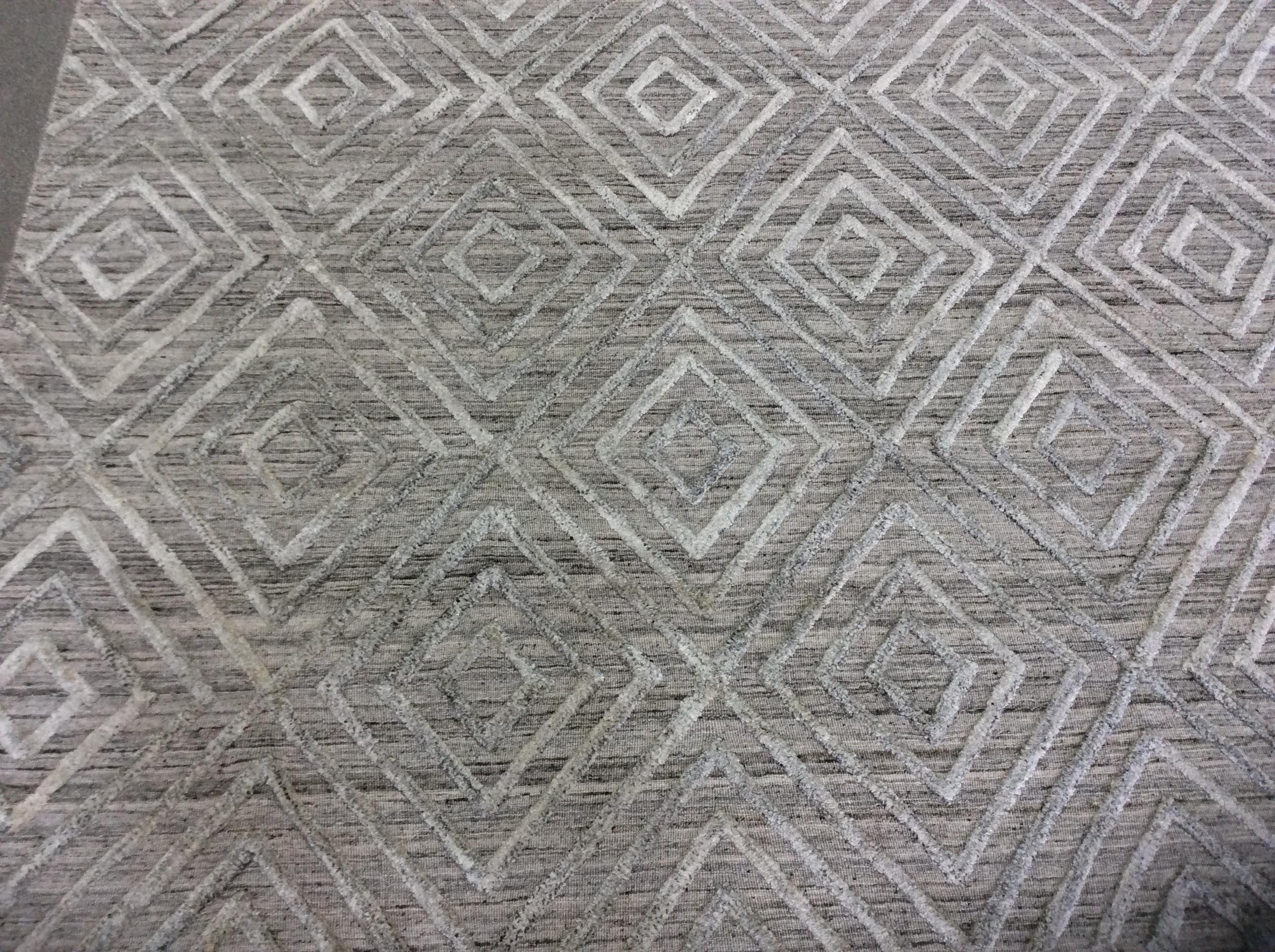 Geometrischer, niedriger, moderner Teppich aus blauem Leinen.

Das hohe, niedrige Design sorgt für einen lässigen, aber polierten Look. Mit neutraler Farbe und erhabenem geometrischem Muster.