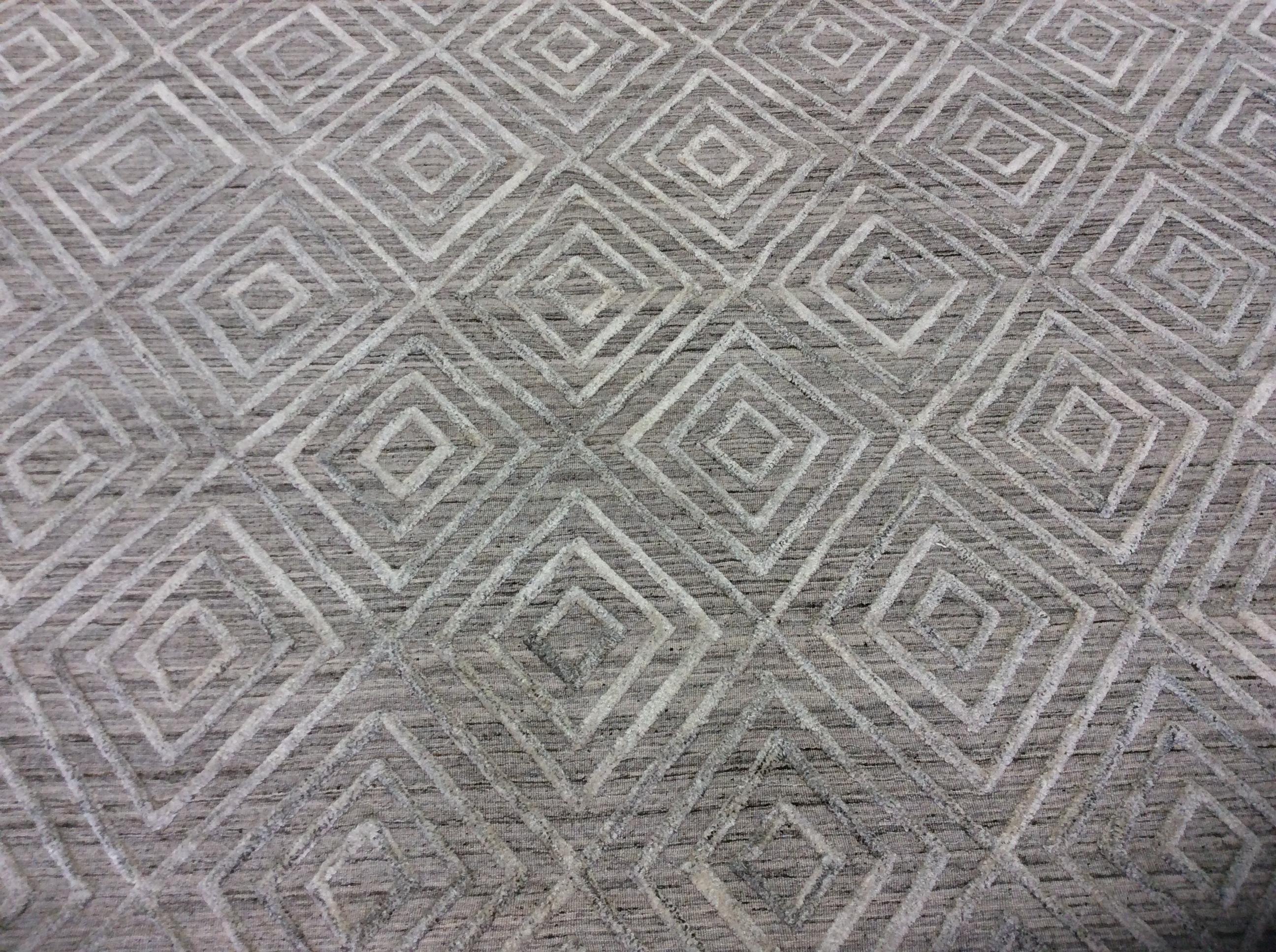 Geometrischer, hoch- niedriger zeitgenössischer Teppich in Taupe (Indisch) im Angebot