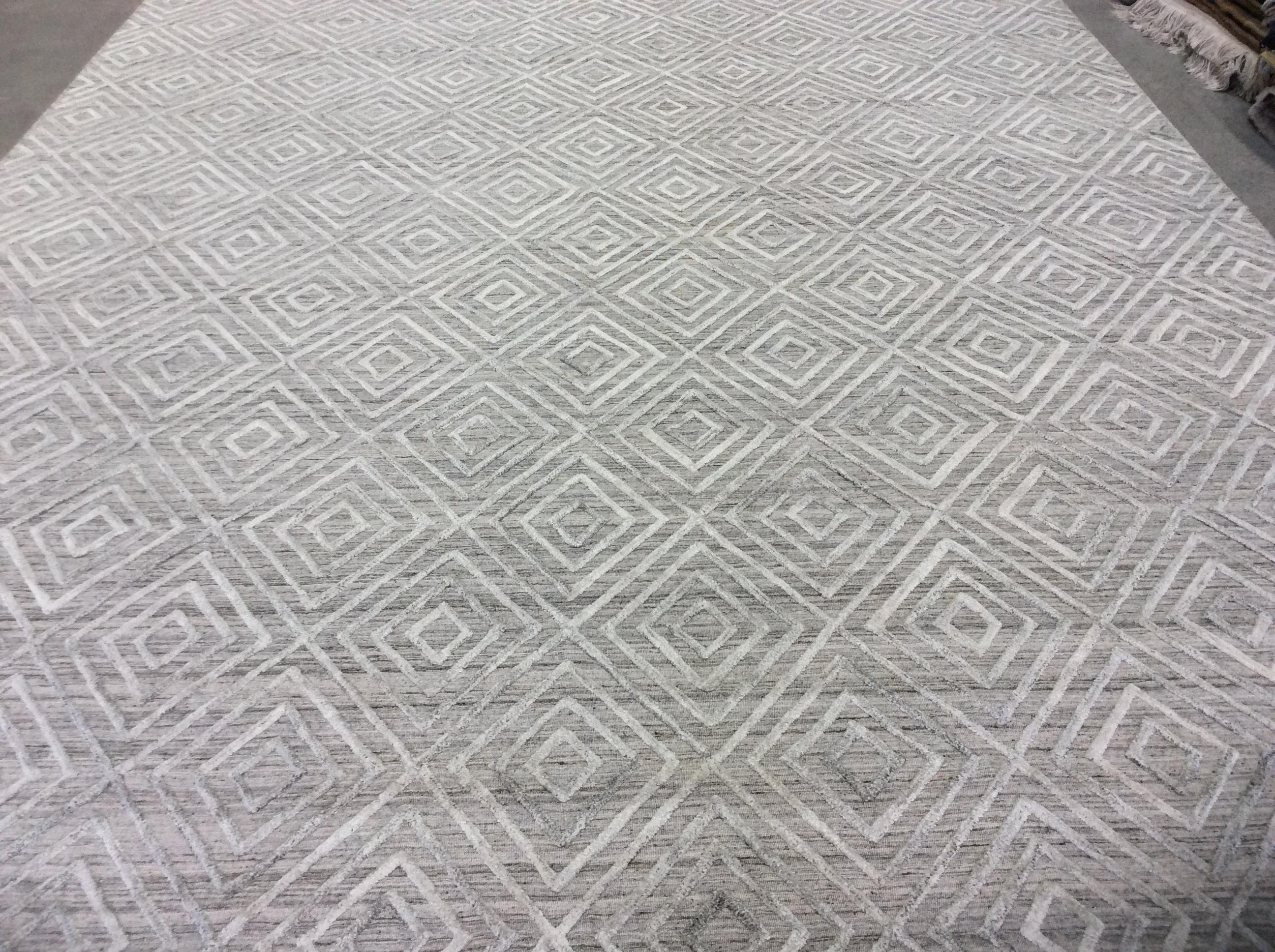 Geometrischer, hoch- niedriger zeitgenössischer Teppich in Taupe im Zustand „Neu“ im Angebot in West Hollywood, CA
