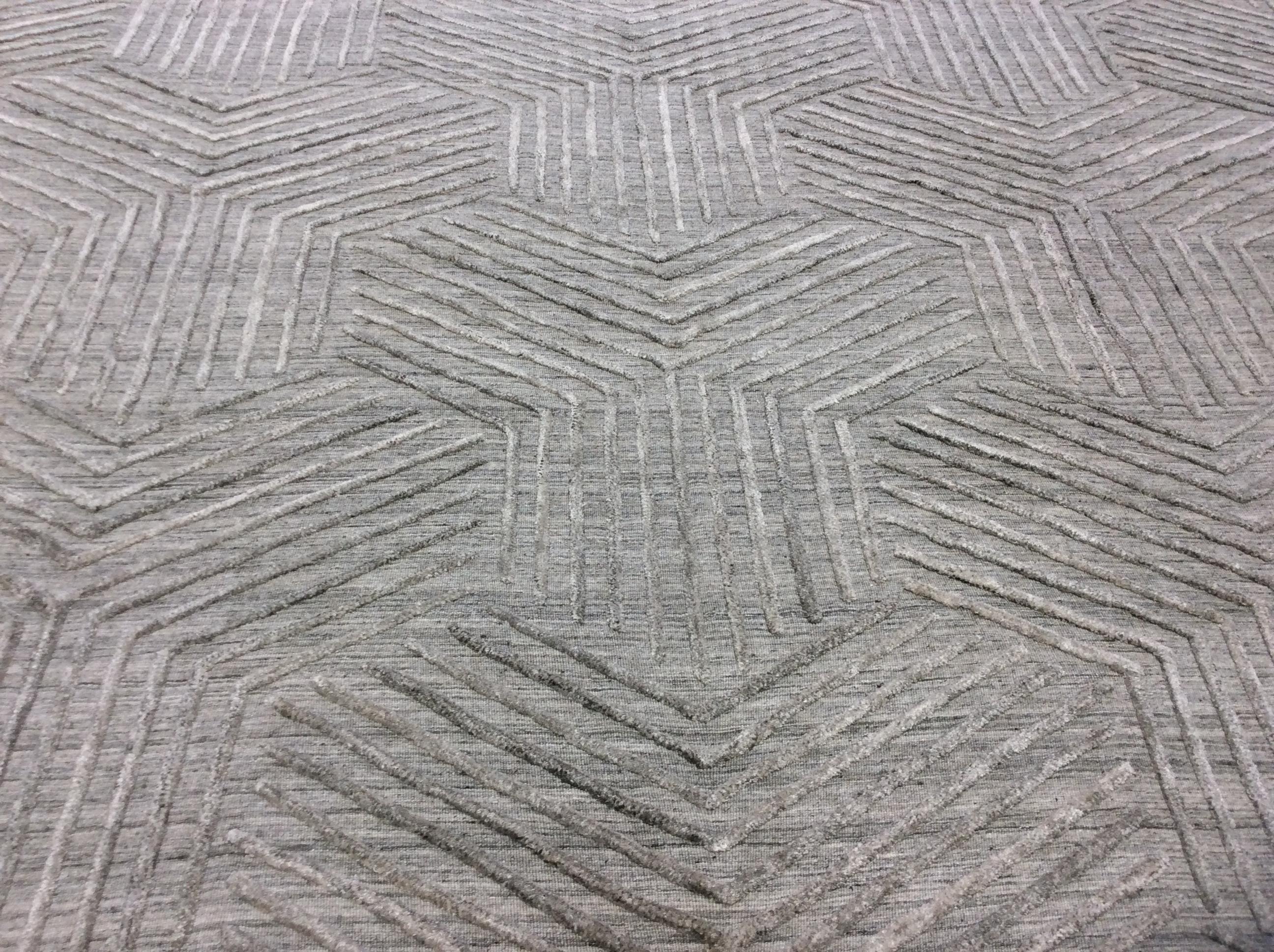 Geometrischer, hoch- niedriger zeitgenössischer Teppich in Taupe im Zustand „Neu“ im Angebot in Los Angeles, CA