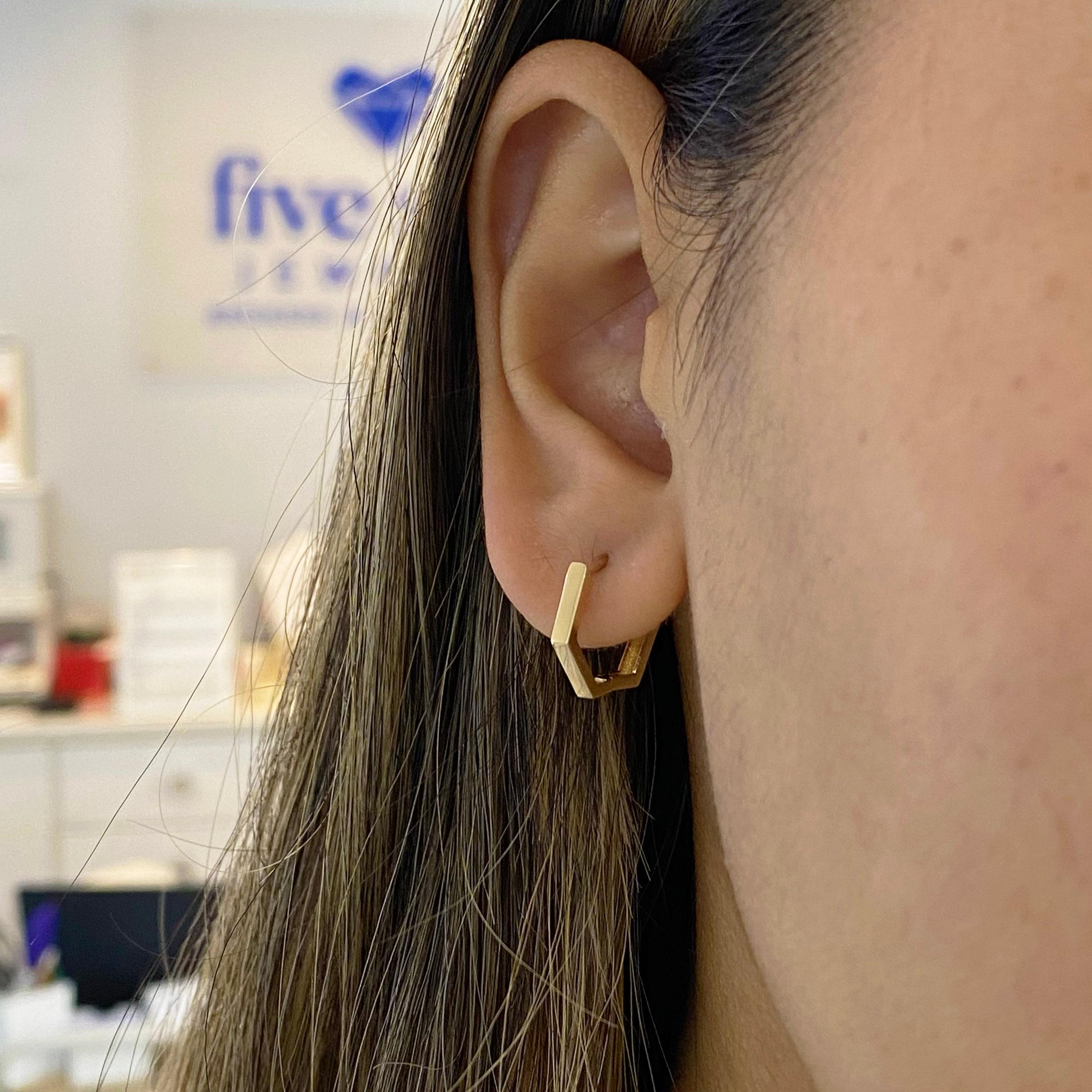 Boucles d'oreilles géométriques Huggie en or jaune 14 carats ornées d'un centre à charnière Neuf - En vente à Austin, TX