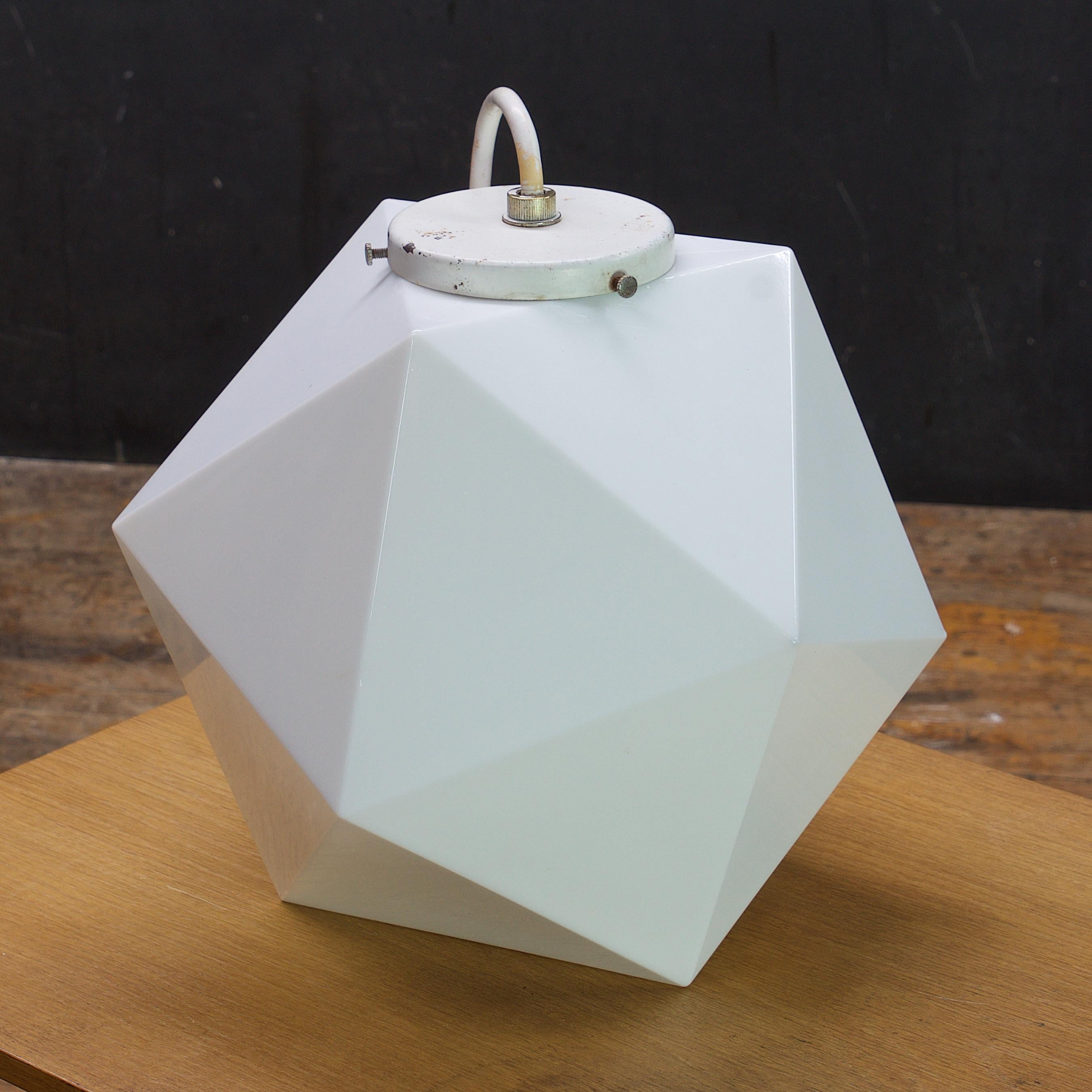 Mid-Century moderno Lampada a sospensione geometrica a icosaedro con globo di vetro Vitrolite di George Nelson in vendita