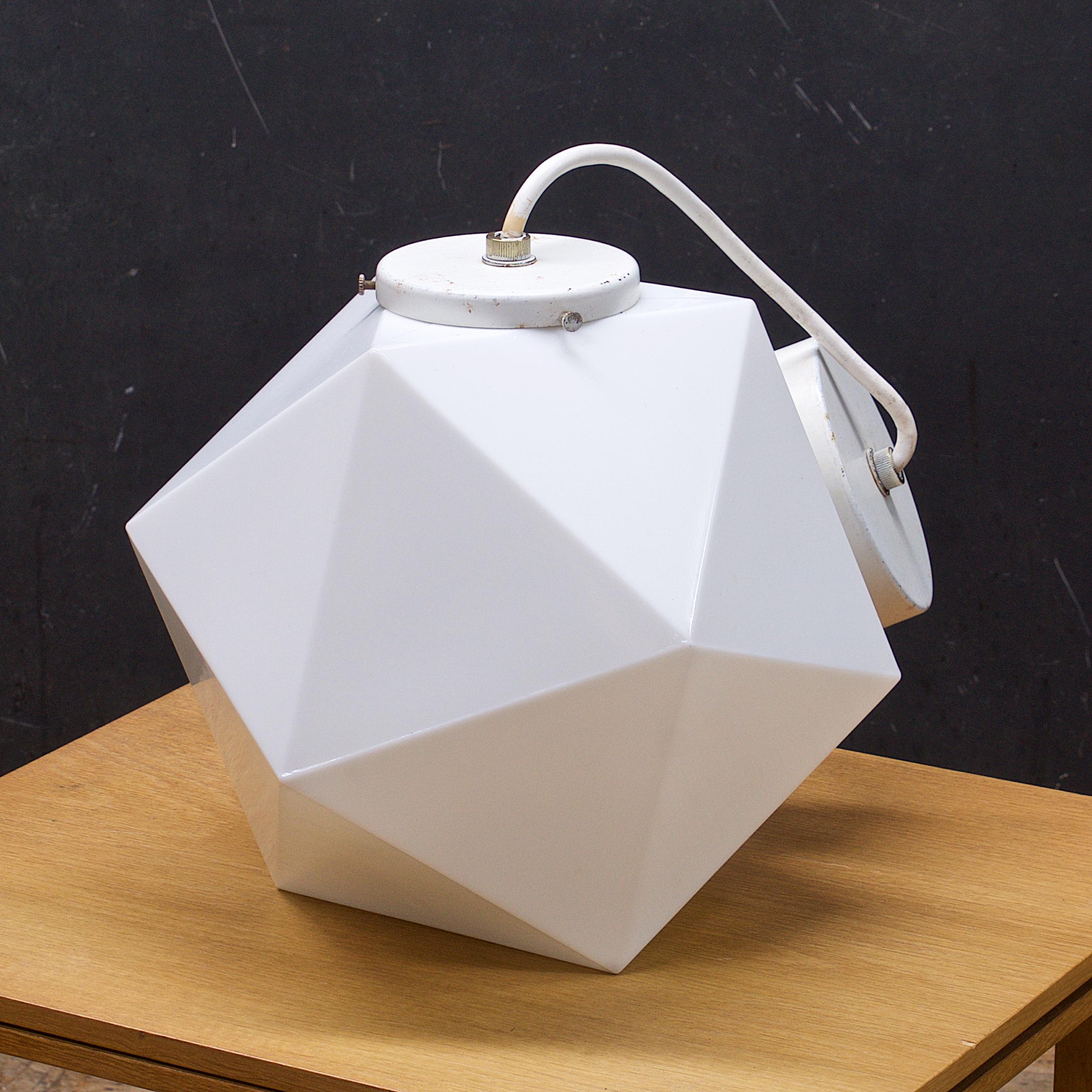 Americano Lampada a sospensione geometrica a icosaedro con globo di vetro Vitrolite di George Nelson in vendita