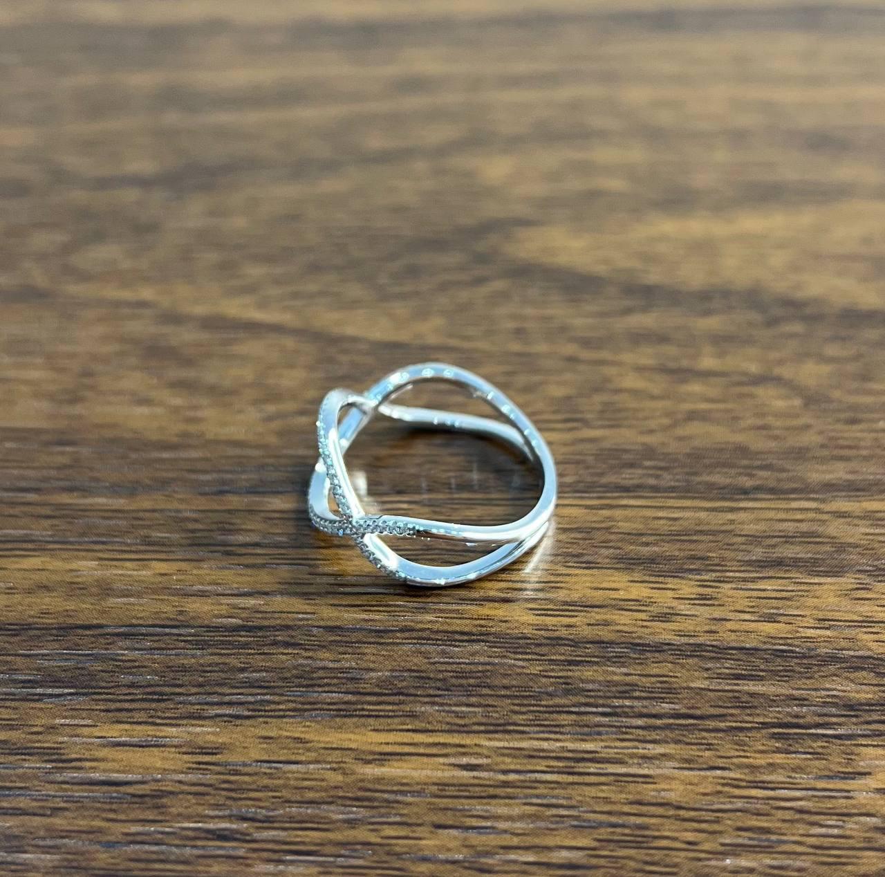 Geometric Infinity Twist Brilliant Cut White Diamond 18 Karat White Gold Ring In New Condition For Sale In Oakton, VA