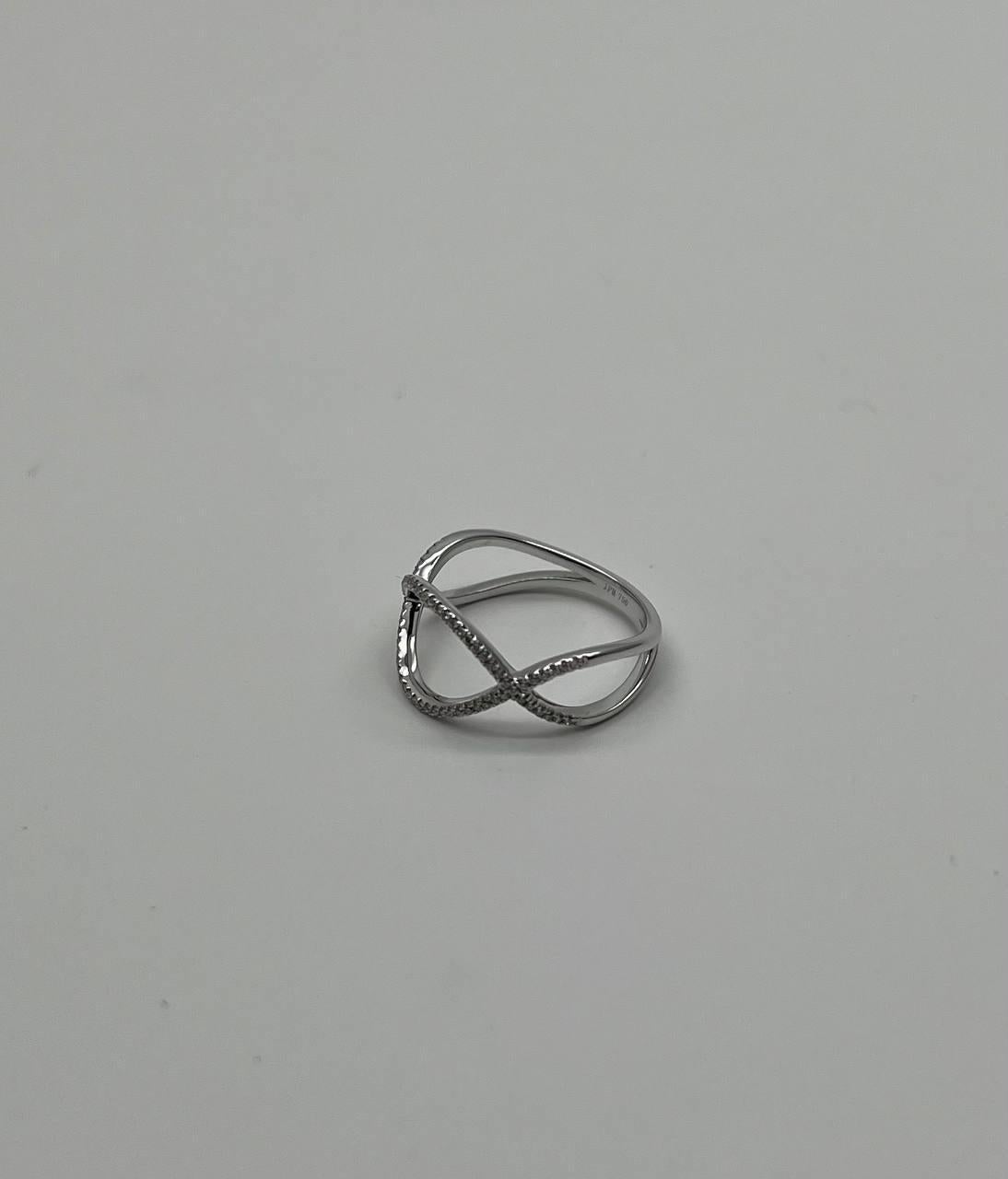 Women's Geometric Infinity Twist Brilliant Cut White Diamond 18 Karat White Gold Ring For Sale