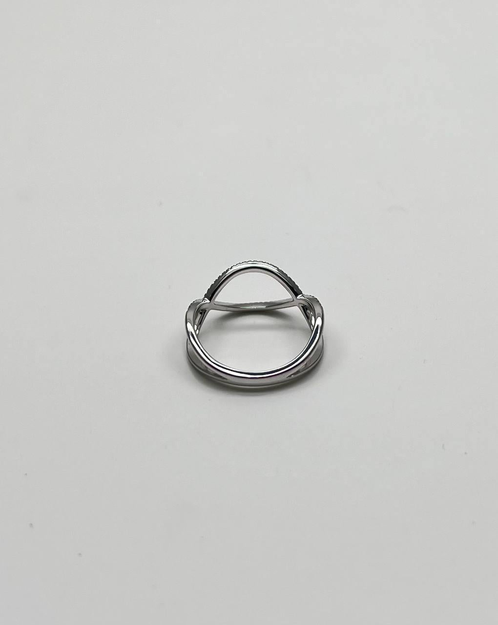 Geometric Infinity Twist Brilliant Cut White Diamond 18 Karat White Gold Ring For Sale 2