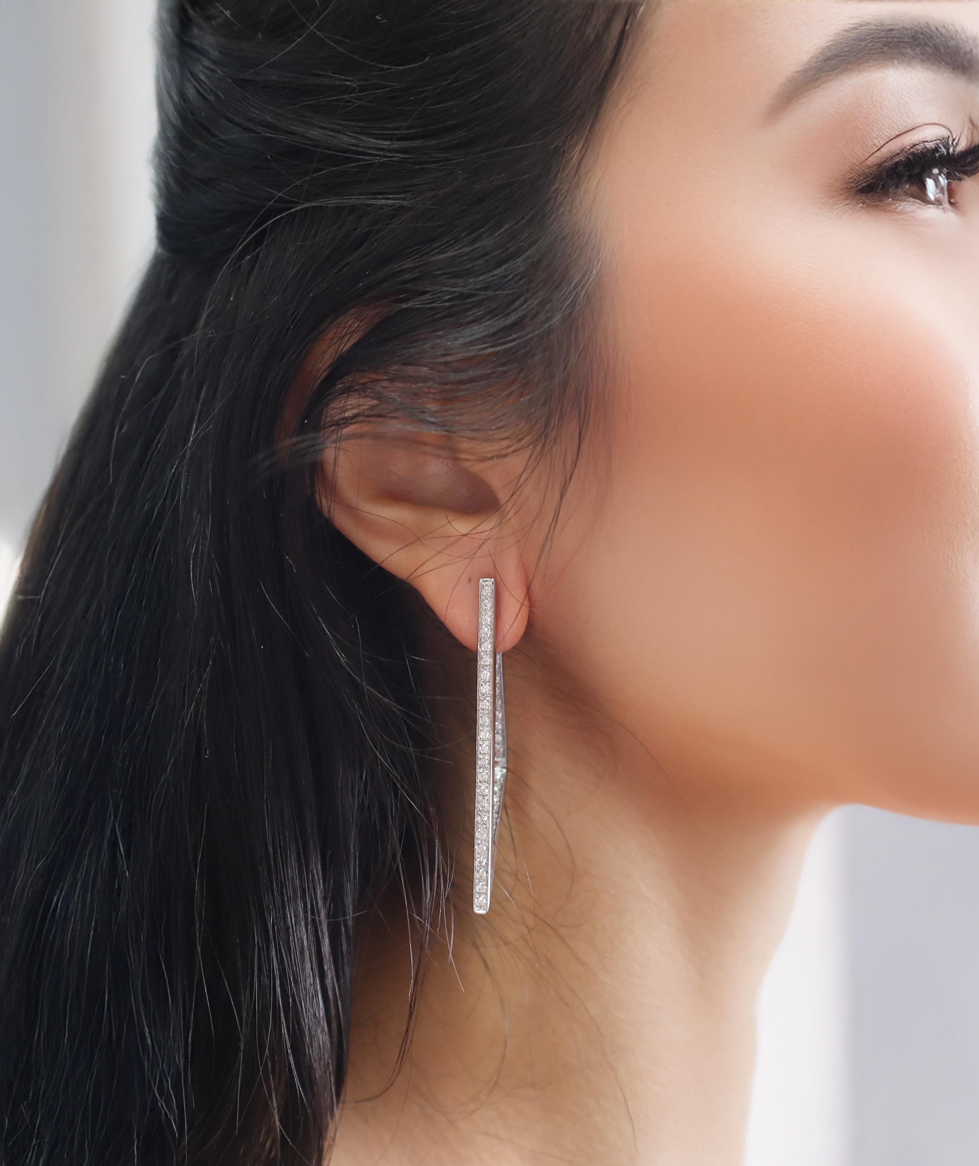 Questo sorprendente paio di orecchini a cerchio geometrici è sapientemente realizzato in oro 18 carati e incastonato con 78 diamanti rotondi naturali, per un peso complessivo di circa 1,60 carati. I diamanti, di colore G-H e purezza VS1, sono