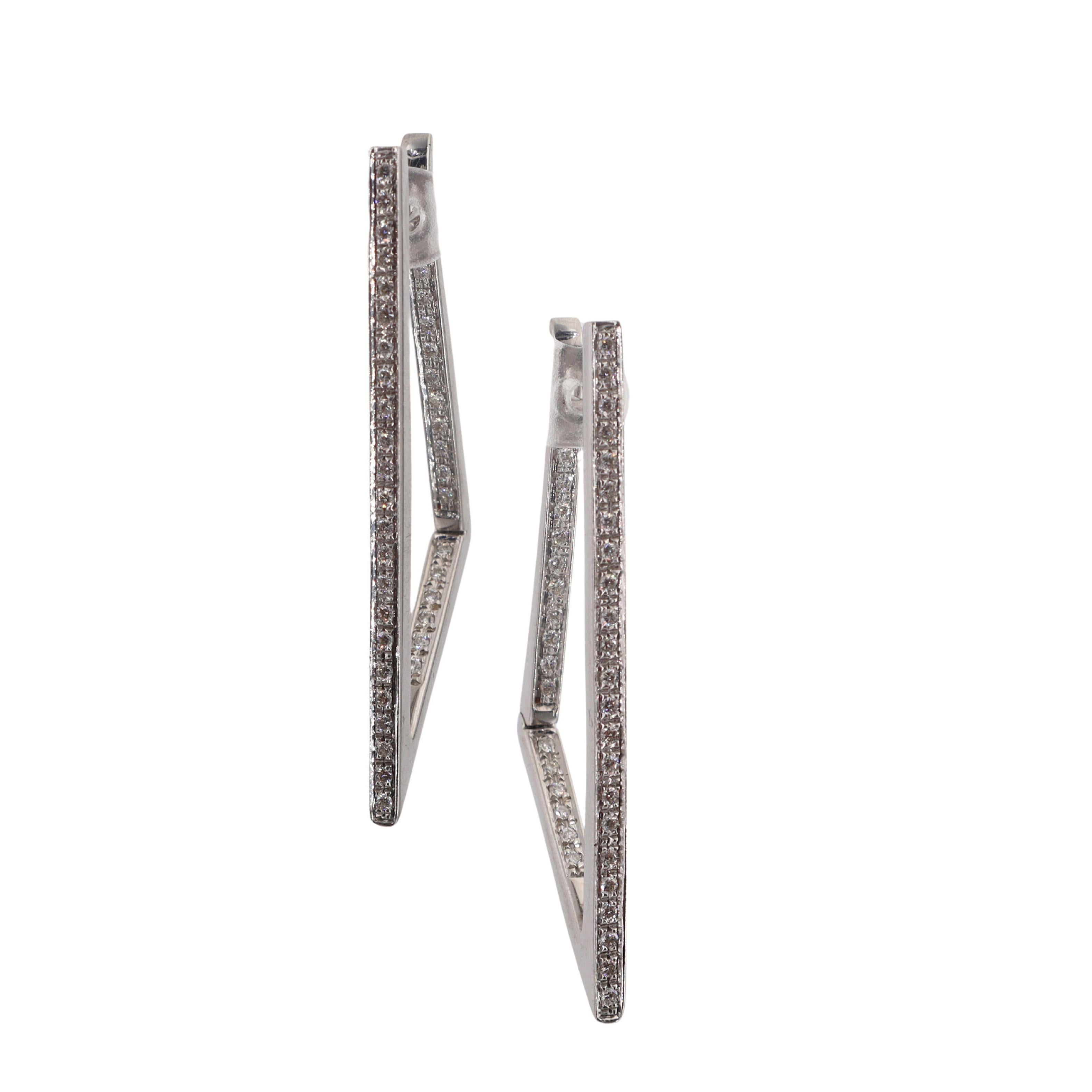 Geometric Inside Out 1.60 Cts Diamonds 18kt Gold Hoop Earrings In condizioni buone in vendita a Aventura, FL
