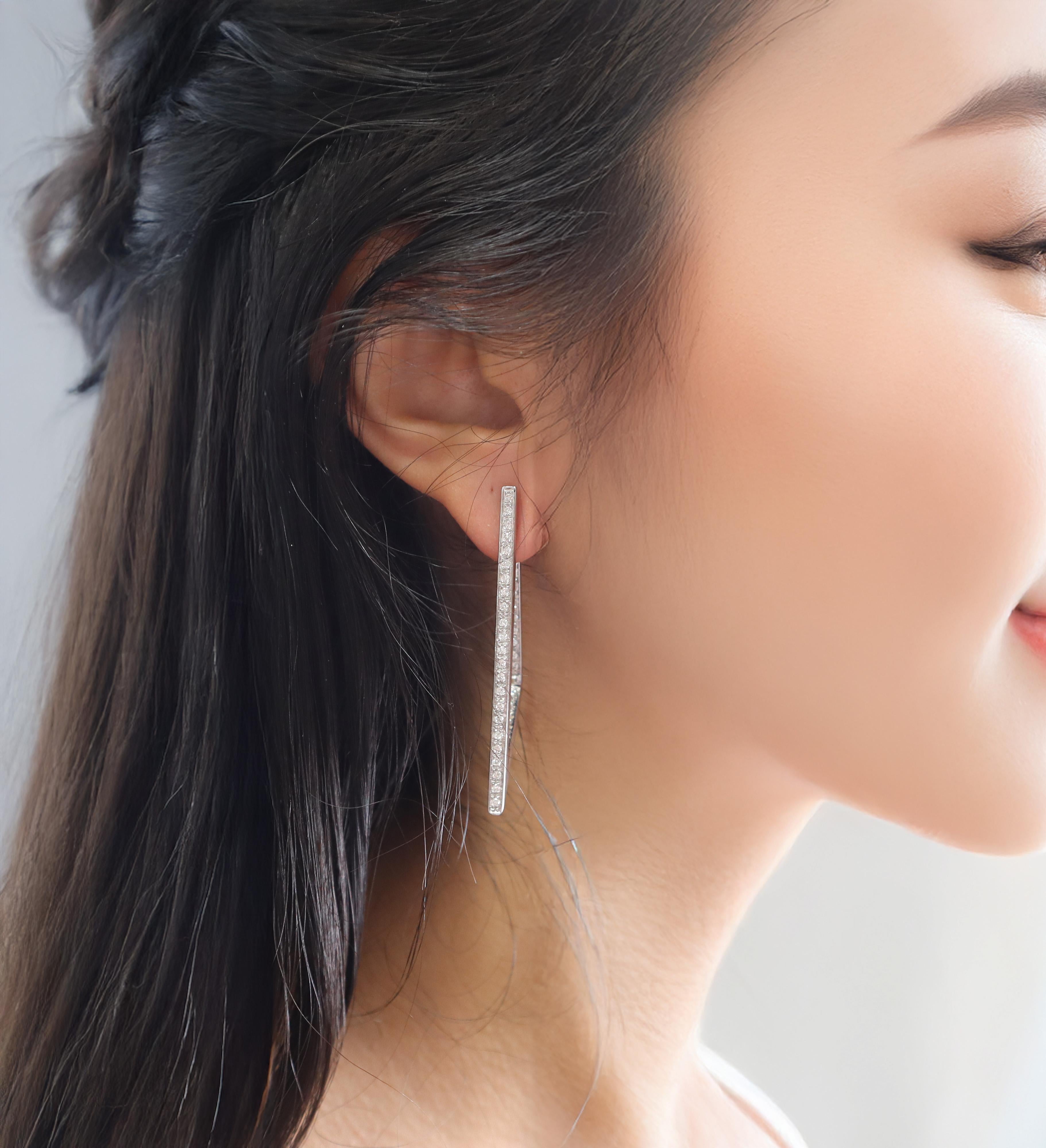 Geometric Inside Out 1.60 Cts Diamonds 18kt Gold Hoop Earrings in vendita 3