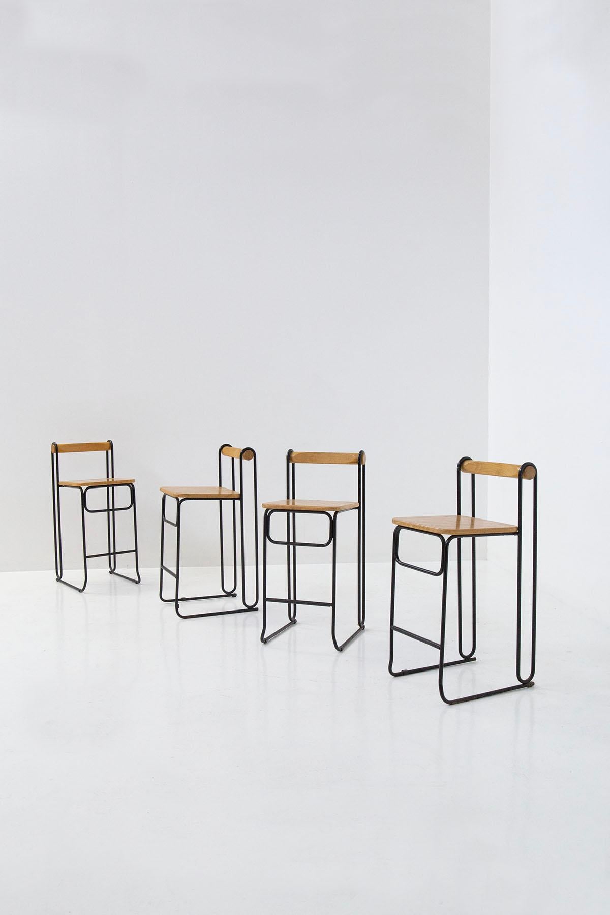 Extraordinary set of four chairs of Italian manufacture. Lesedie are tall and can also be categorized as high stools. The set presents very eccentric and geometric lines where line and design are the protagonists.
The chairs are dated circa 1980s