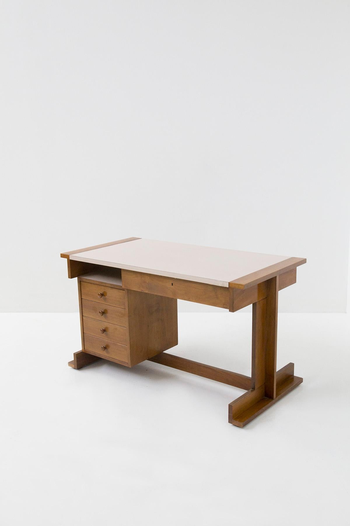 Geometric midcentury Italian desk made entirely of wood. The desk features distinctive elements that characterise the Made in Italy of the 1950s.
The structure is made of wood with sharp, well-defined geometric lines. These sharp elements reinforce