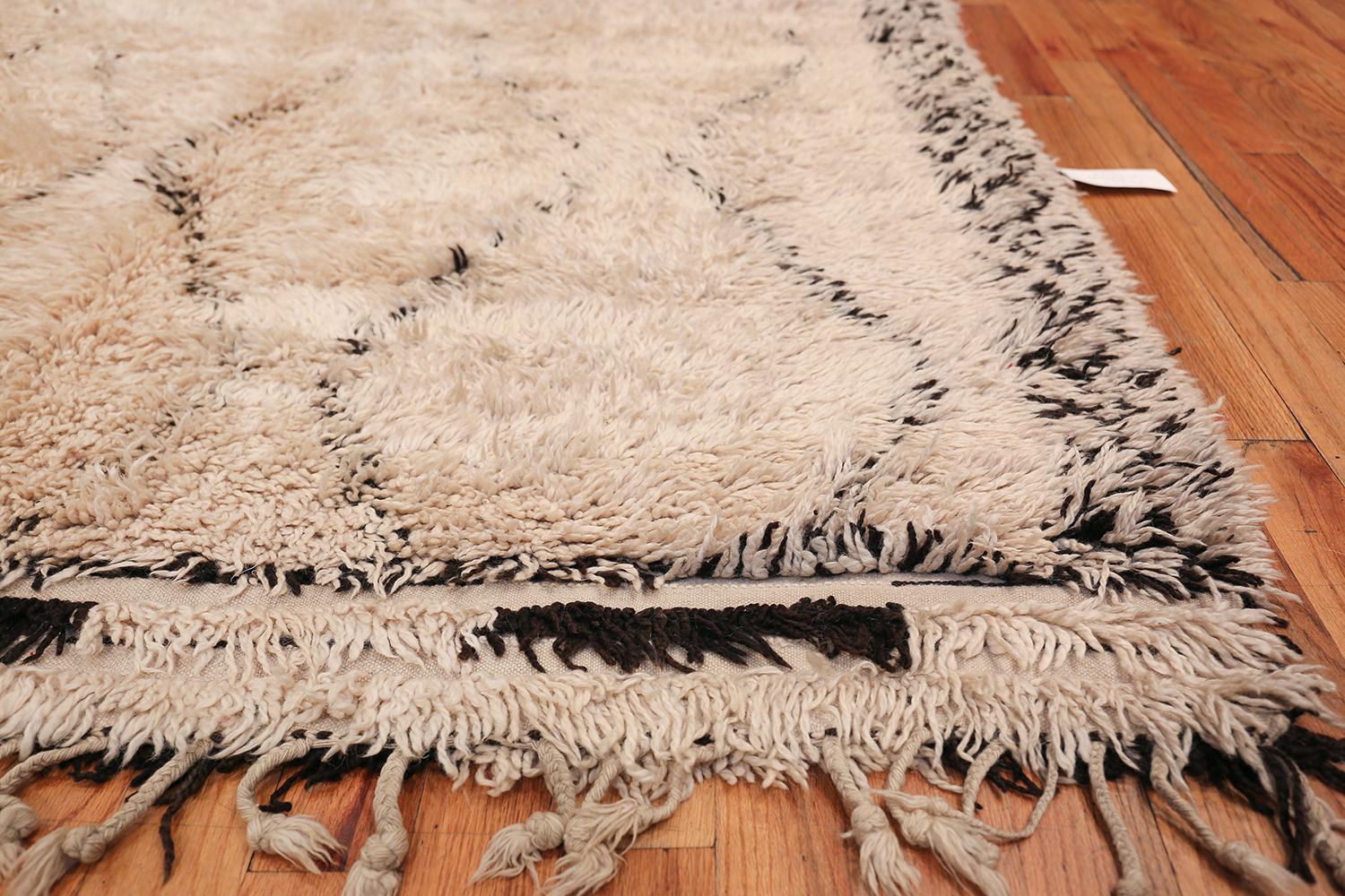 Vintage Ivory Shag Moroccan Beni Ourain Rug. Size: 6 ft 3 in x 12 ft 2 in In Excellent Condition In New York, NY