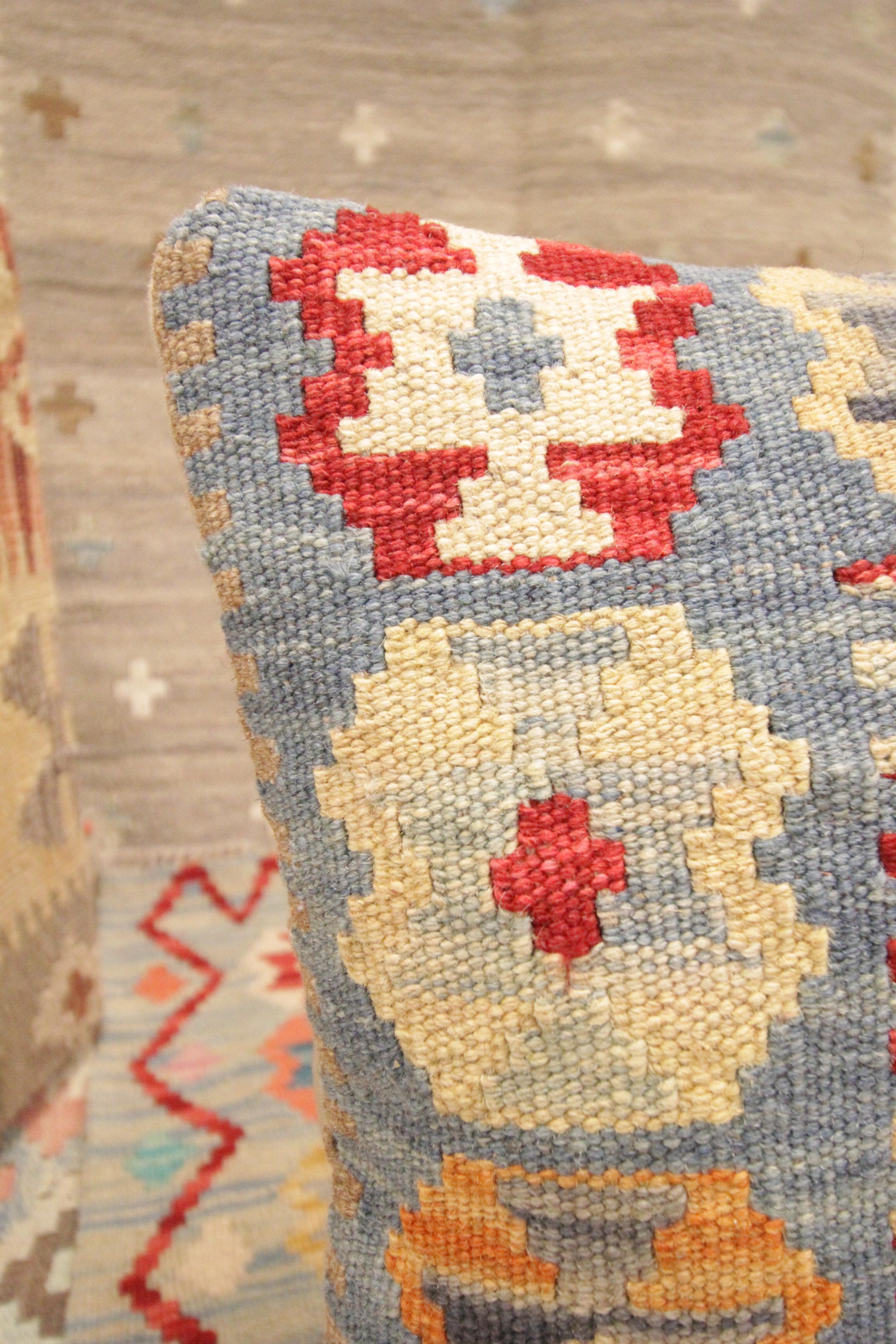 Moderne Coussin de coussin Kilim géométrique tissé à la main, bleu, rouge et écailles en vente