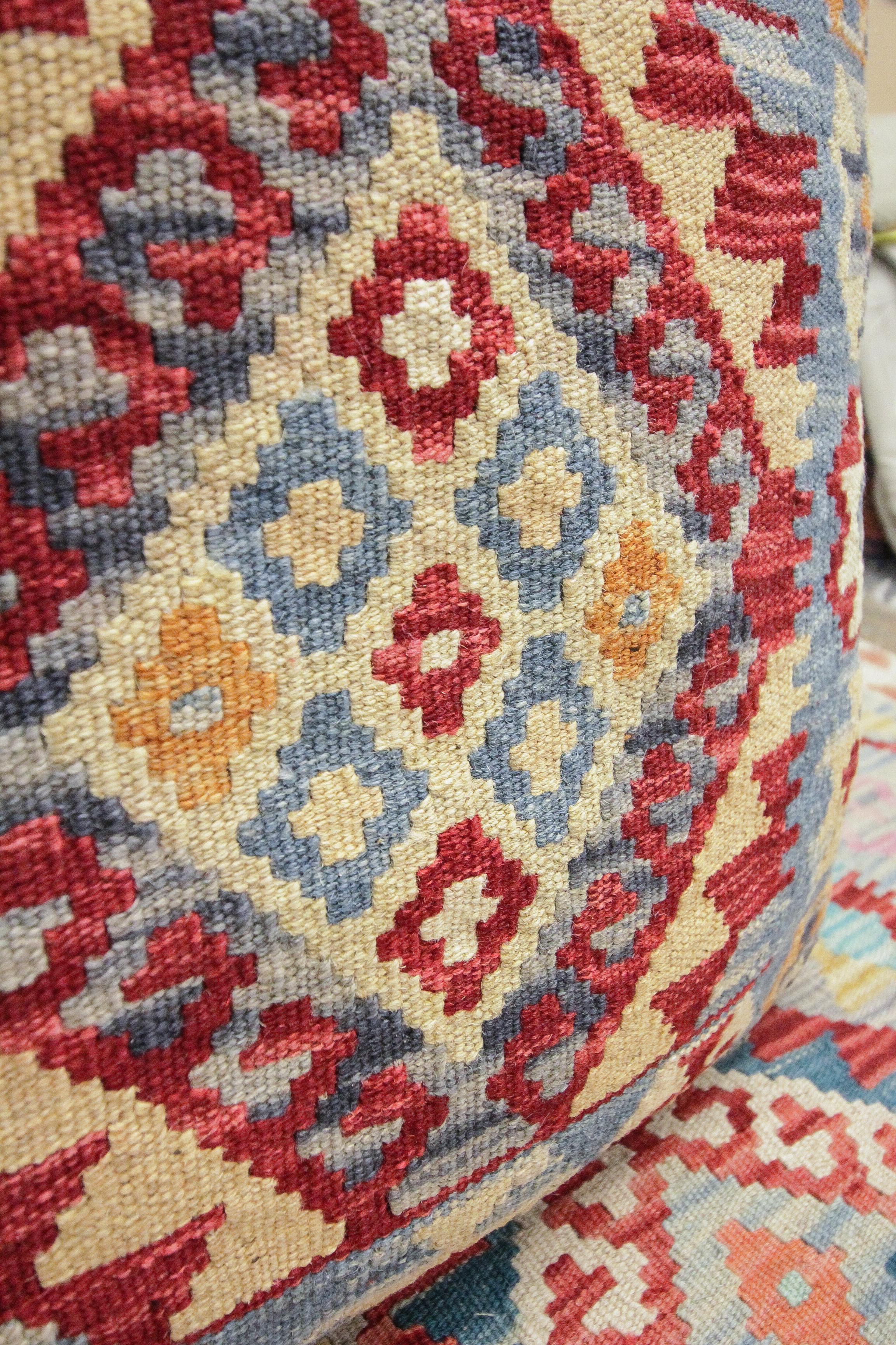 Handgewebtes Kissen mit geometrischem Kelim-Deckel in Blau und Rot, Scatter Cushion (Afghanisch) im Angebot