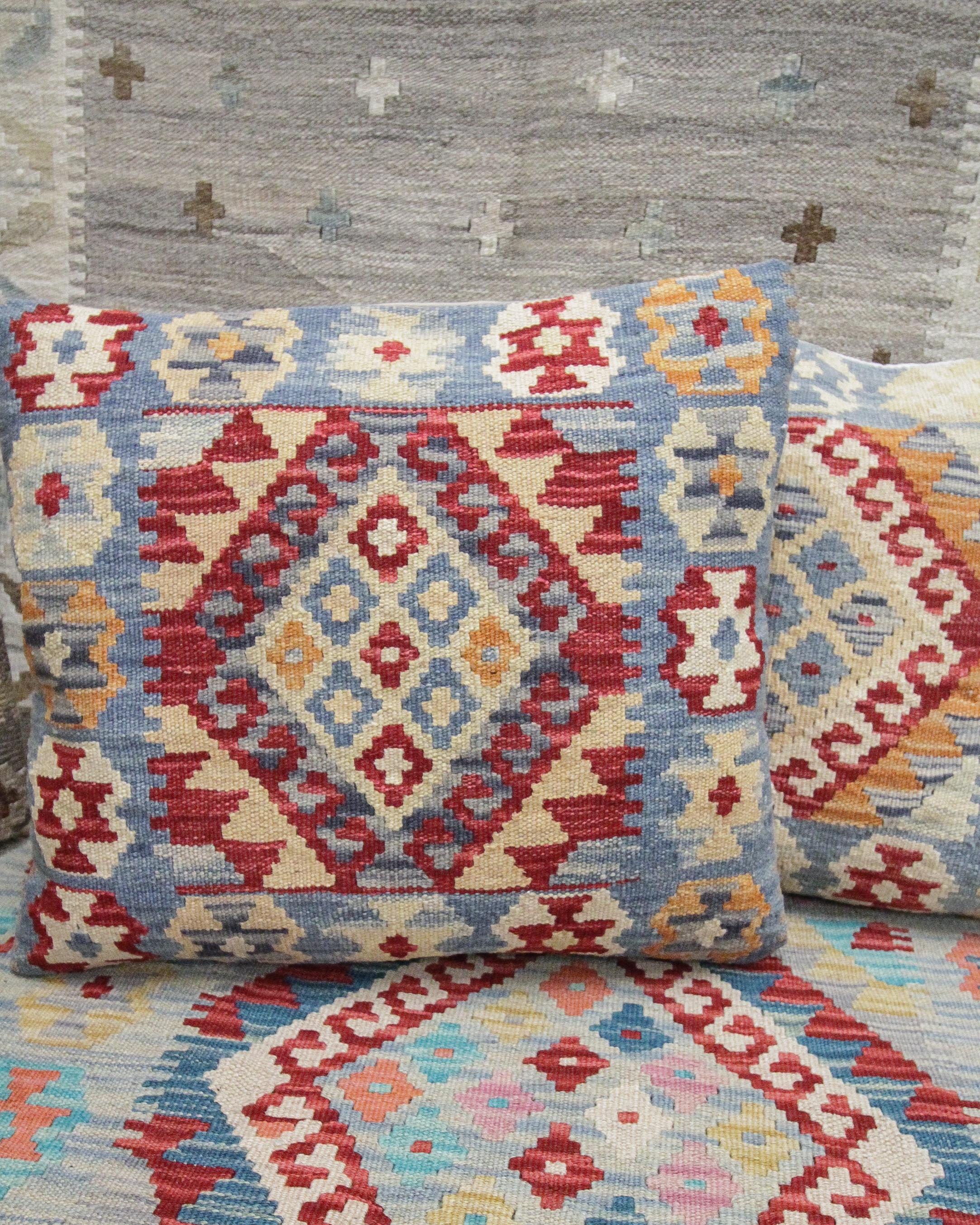 Handgewebtes Kissen mit geometrischem Kelim-Deckel in Blau und Rot, Scatter Cushion (Handgeknüpft) im Angebot