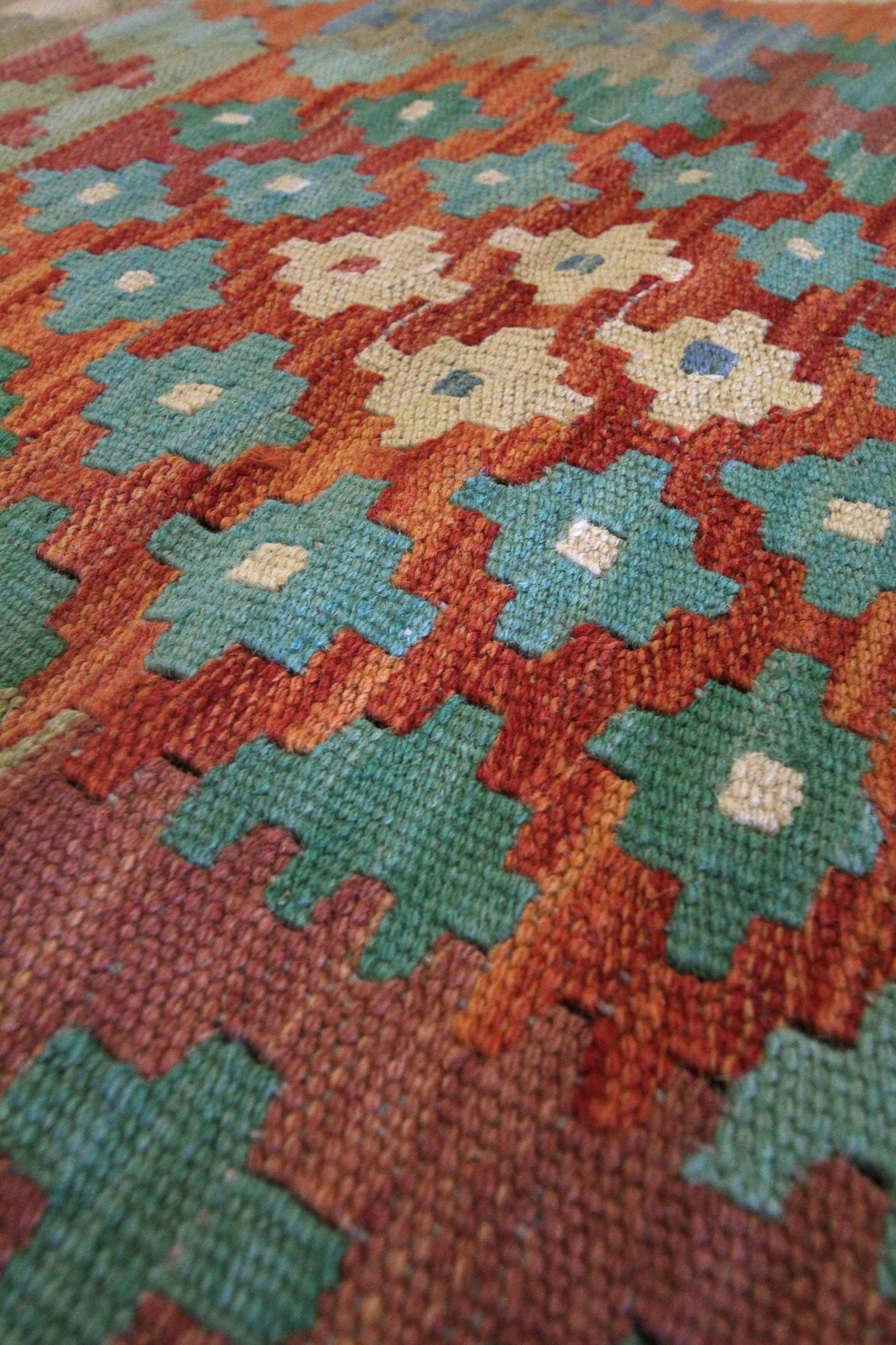 Geometric Kilim Rug Traditional Carpet Small Green Rust Wool Rug In New Condition In Hampshire, GB