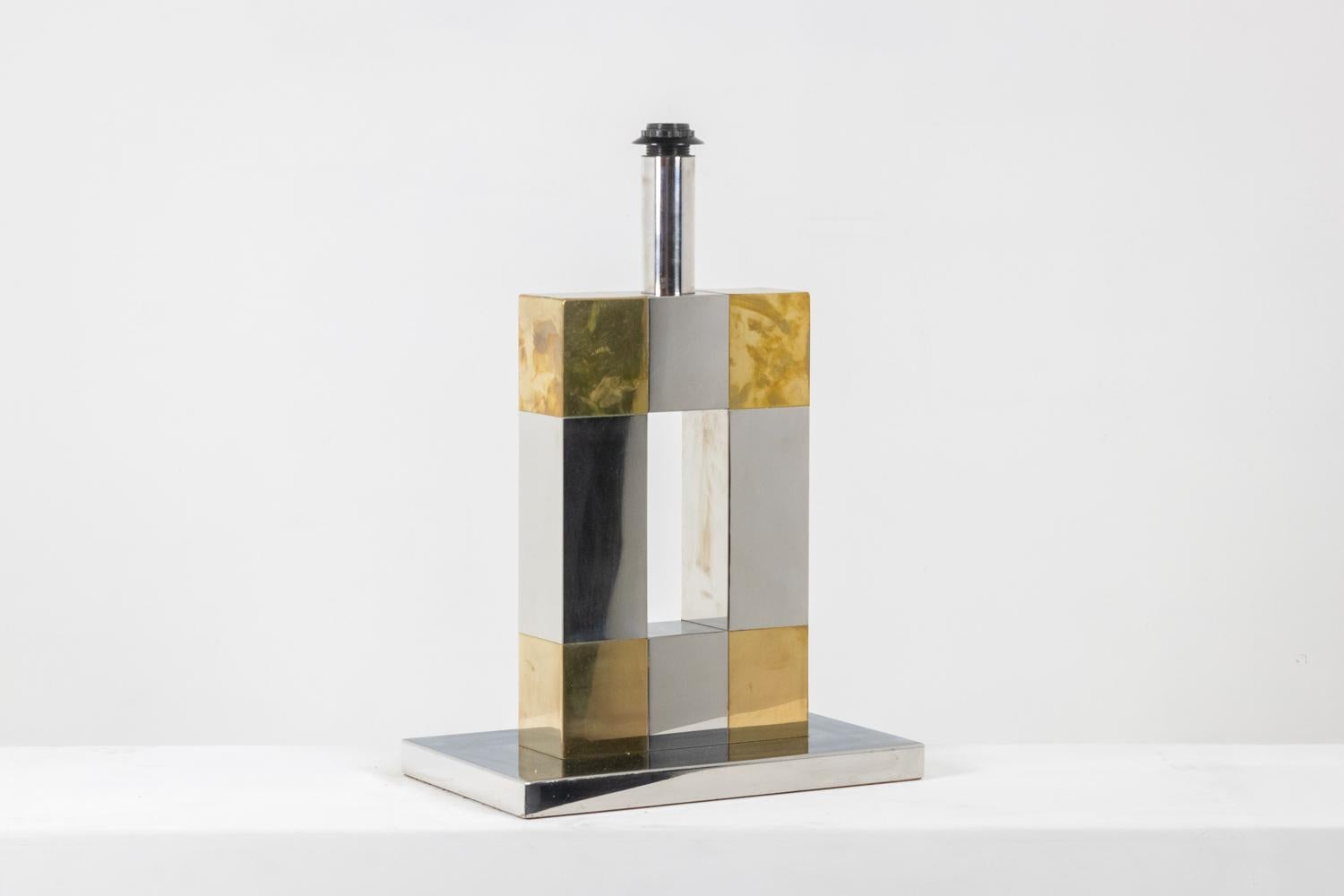 Lampe géométrique en argent et métal doré, années 1970 en vente 1