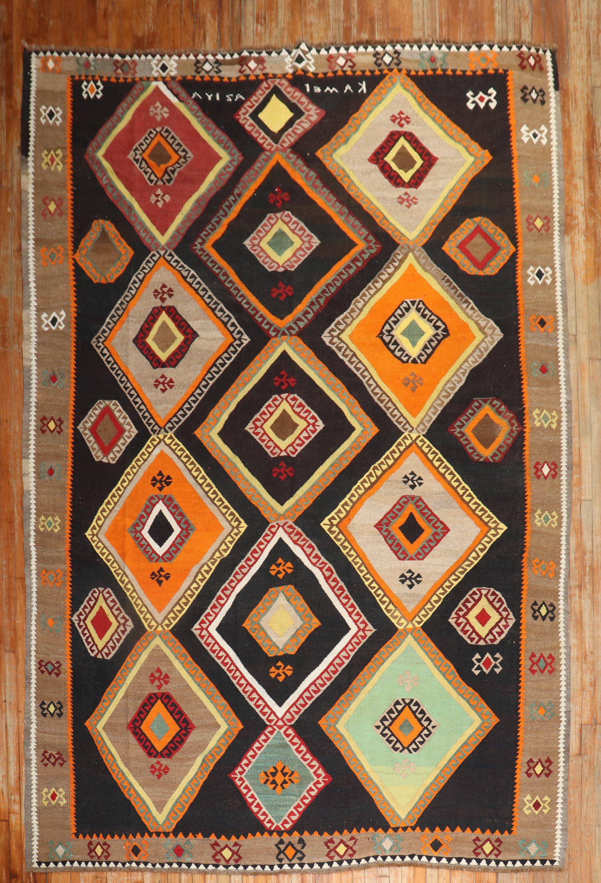 Ein zimmergroßer, einzigartiger türkischer Kelim aus dem 3. Quartal des 20. Jahrhunderts mit einem geometrischen, großflächigen Muster 

Maße: 8'2'' x 12'7''.