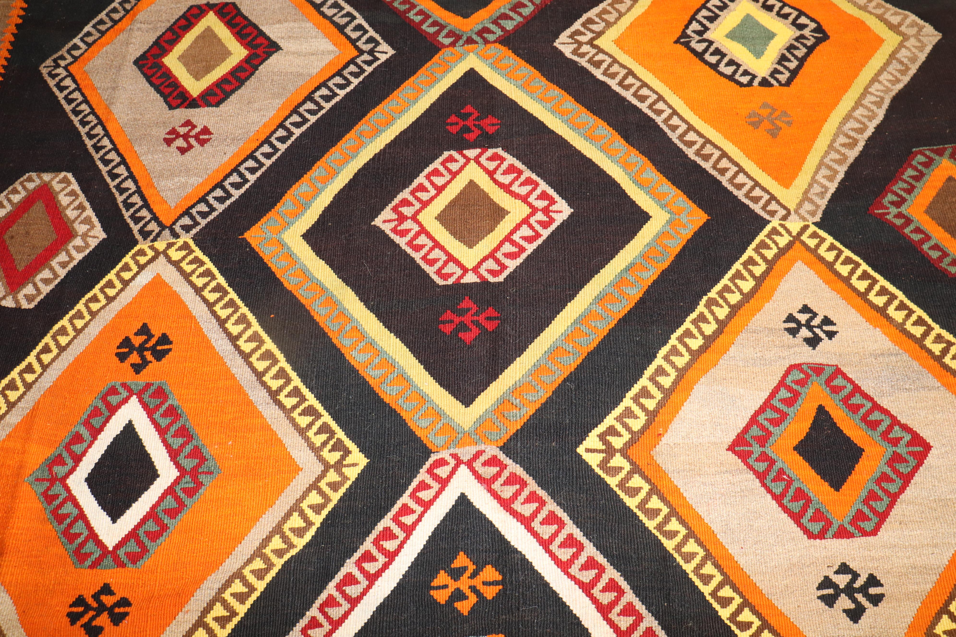 Geometrischer großformatiger türkischer Kelim in Zimmergröße (Moderne) im Angebot
