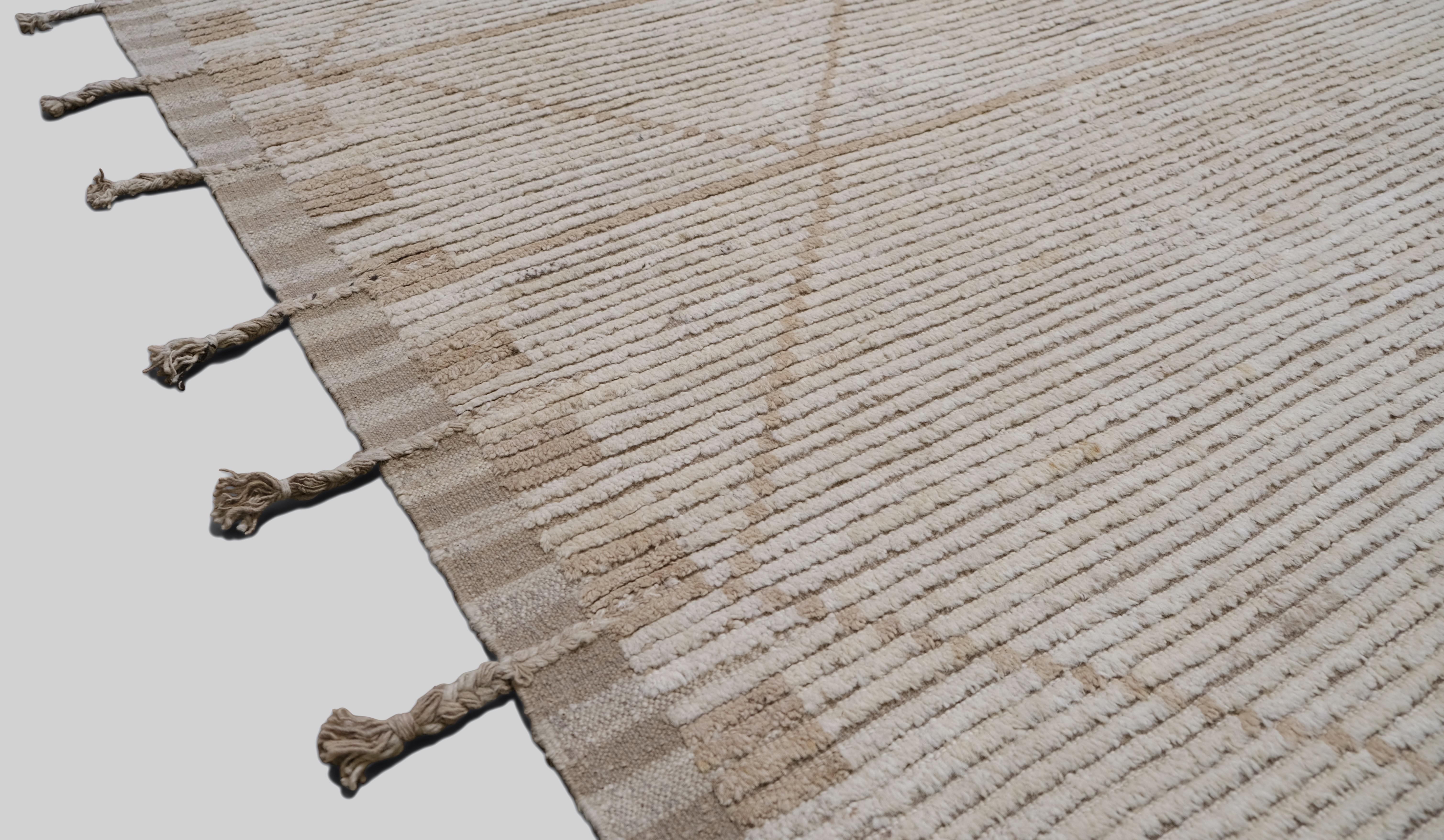 Geometrischer, strukturierter, aber organischer Wollteppich in Beige und Taupe in einem strukturierten Muster 13'x15' (Afghanisch) im Angebot