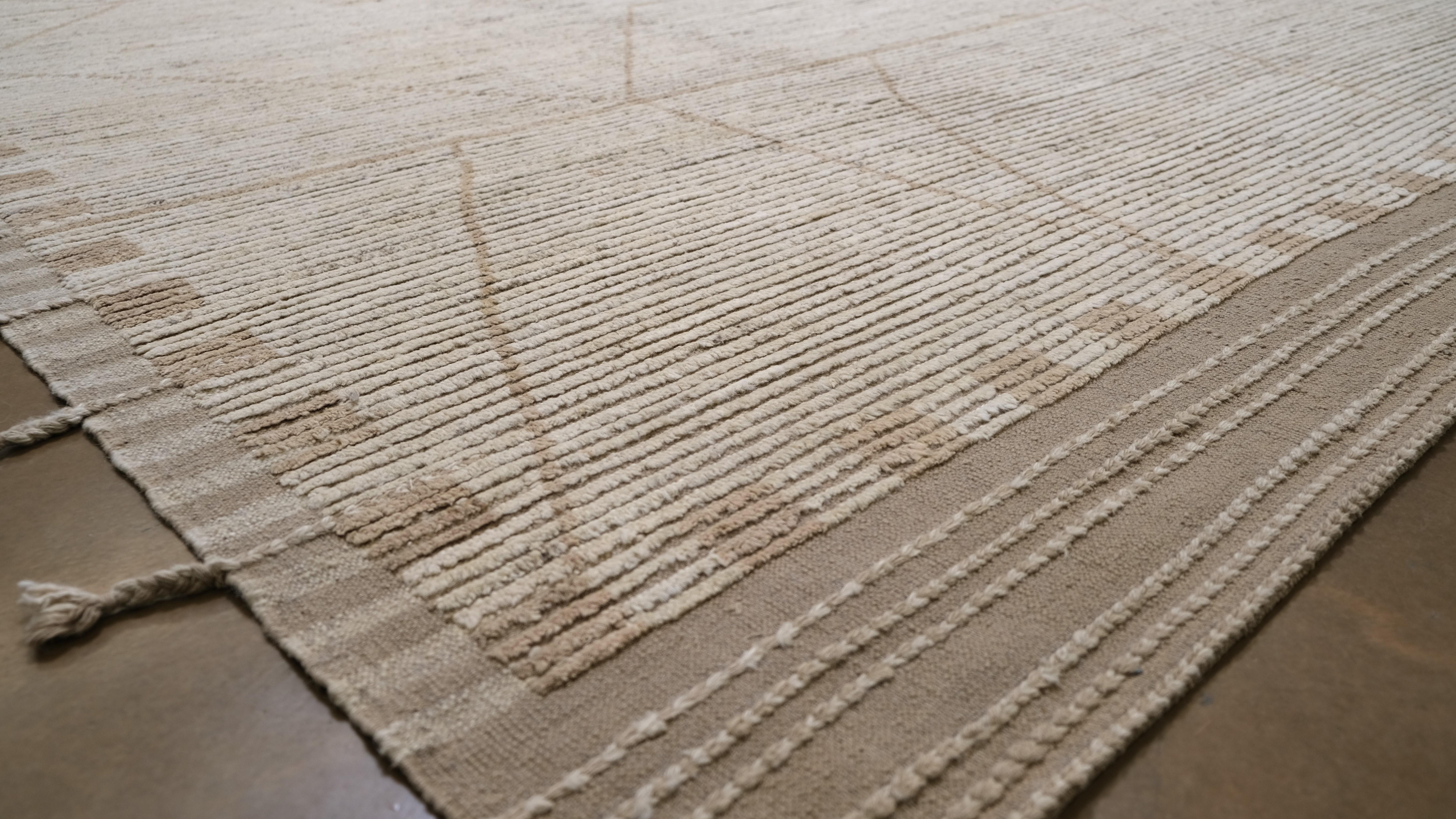 Geometrischer, strukturierter, aber organischer Wollteppich in Beige und Taupe in einem strukturierten Muster 13'x15' (Handgeknüpft) im Angebot