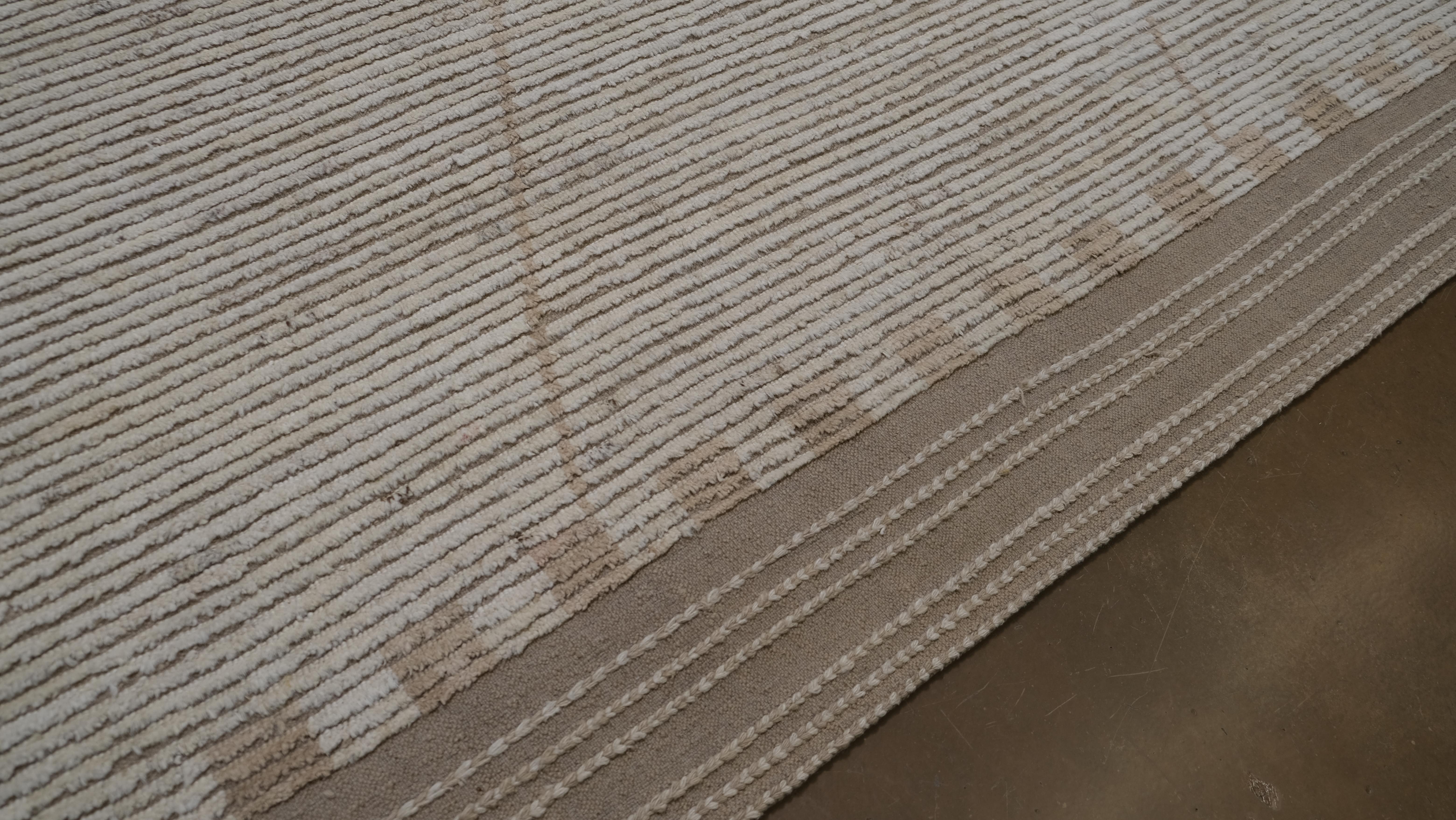 Geometrischer, strukturierter, aber organischer Wollteppich in Beige und Taupe in einem strukturierten Muster 13'x15' im Zustand „Neu“ im Angebot in Torrance, CA