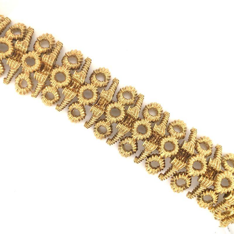 Geometric link and textured finish bracelet in 18K yellow gold with ribbed gold links and a raised dimension when worn.

Intriguing, gaudy, abstract.

Additional information:
Metal: 18K yellow gold
Circa: 1960s
Stamp/Hallmark: unstamped