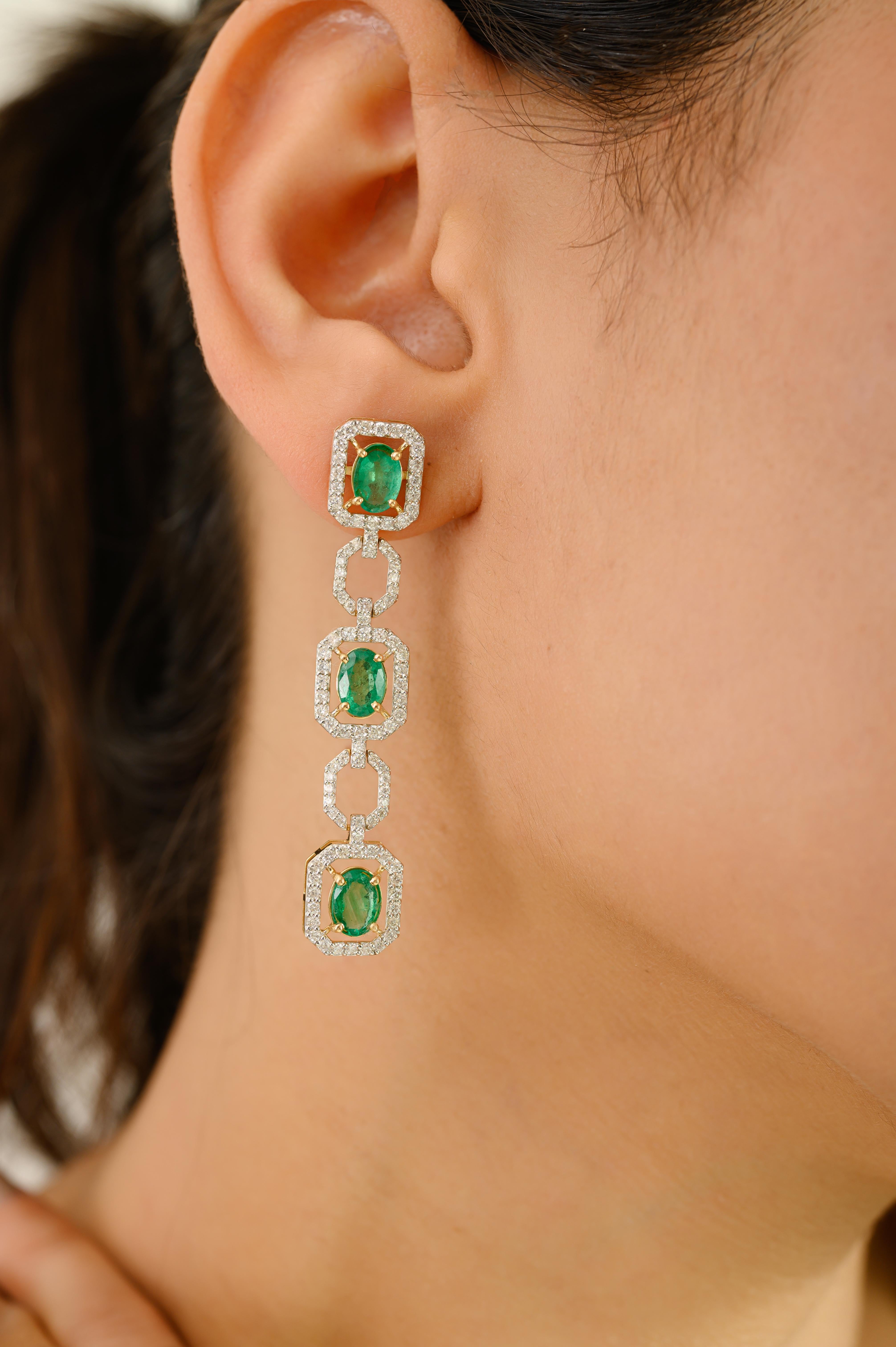 Fai una dichiarazione audace ed elegante con questi splendidi orecchini pendenti, sapientemente realizzati in oro giallo 18 carati. Ogni orecchino è caratterizzato da un sorprendente Trio di smeraldi dal taglio ovale, per un totale di 4,03 carati,
