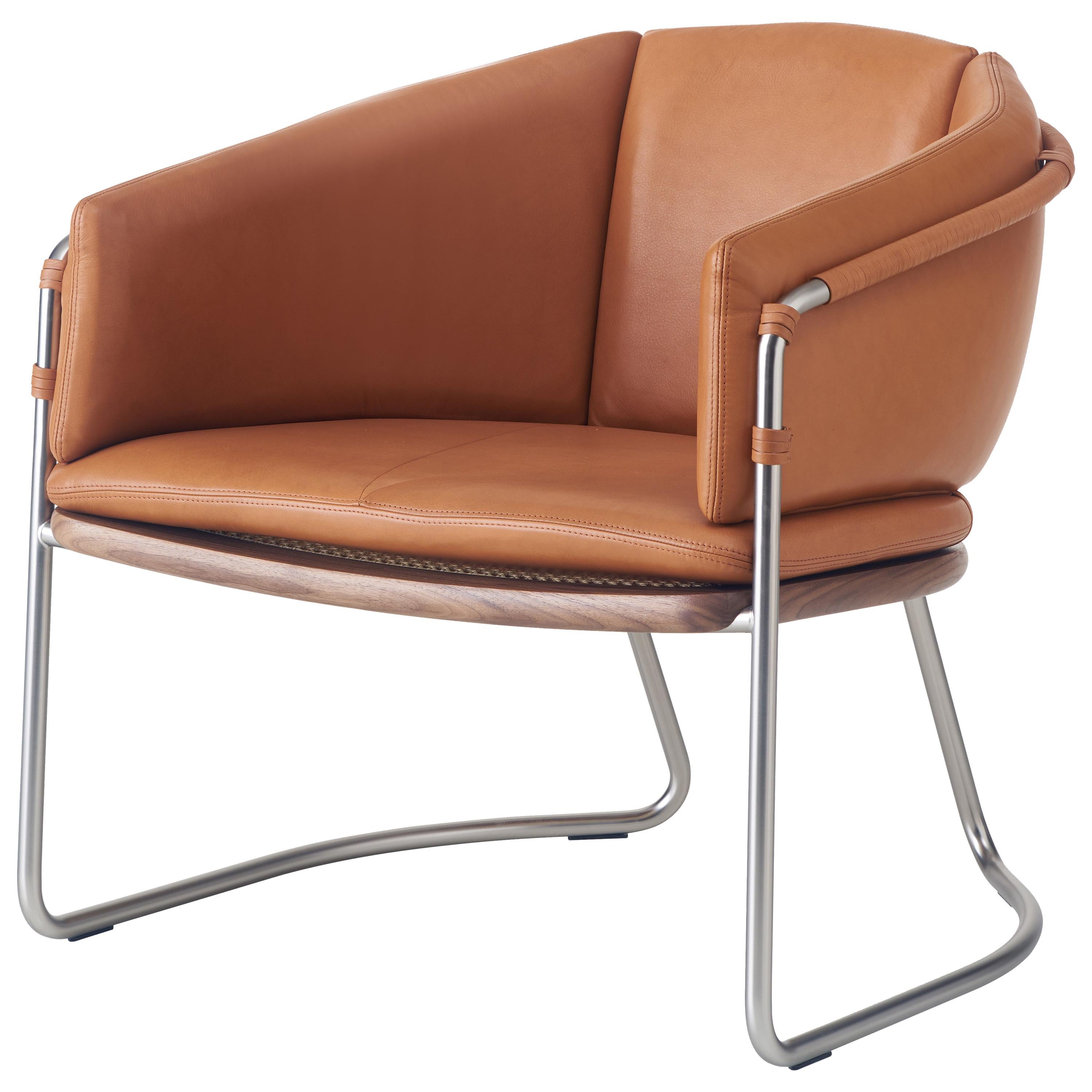 Im Angebot: Geometrischer Loungesessel aus Nussbaum, satiniertem Nickel und Leder von Craig Bassam, Brown (Elegant 43807 British Tan)