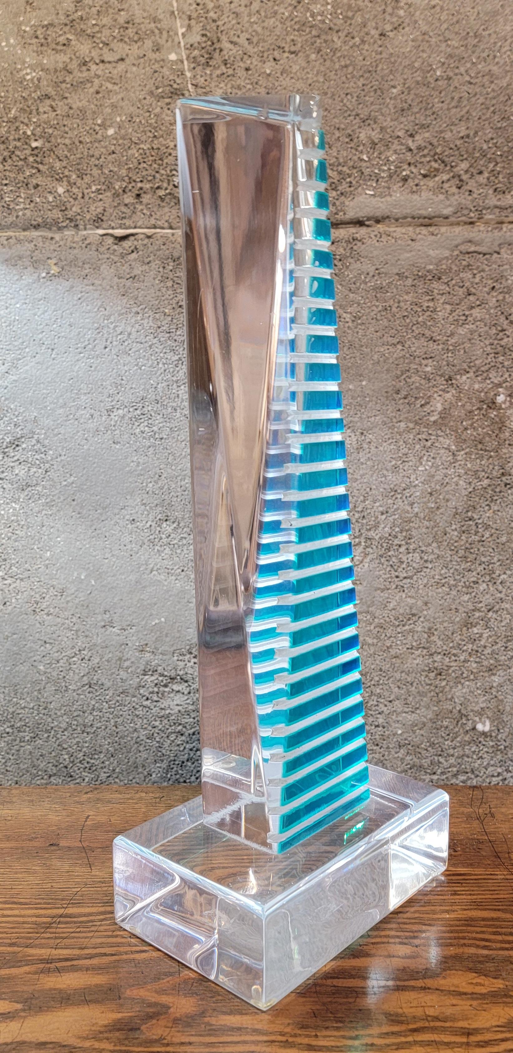 Geometric Acrylic / Lucite Table Sculpture In Good Condition For Sale In Fulton, CA