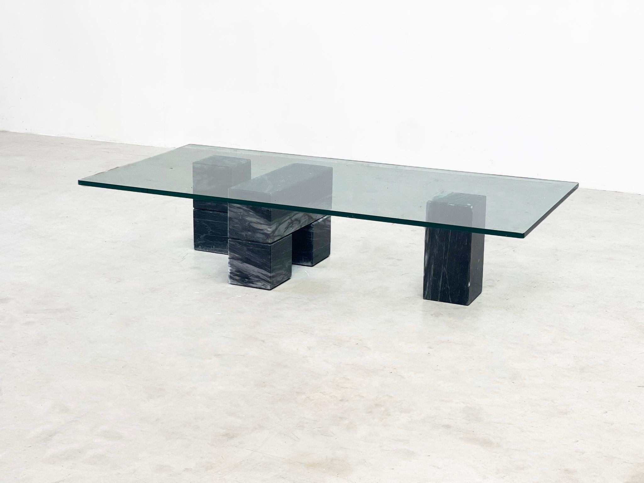 Geometric marble and glass coffee table In Good Condition For Sale In Nijlen, VAN