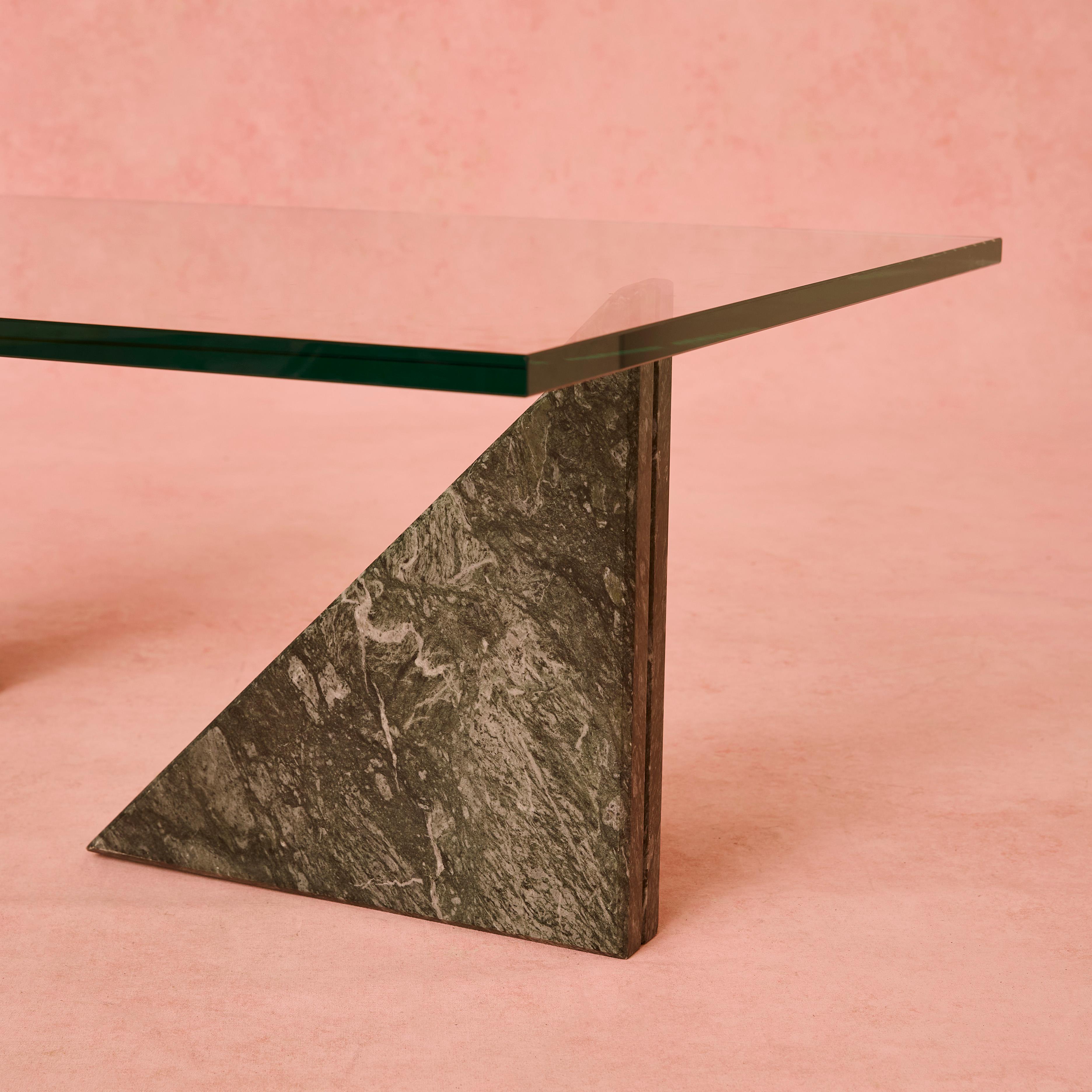 Dieser Couchtisch aus Marmor und Glas besteht aus drei verschiedenen Marmorsorten. 

Die Glasplatte kann auf Wunsch auf Maß geschnitten werden.
