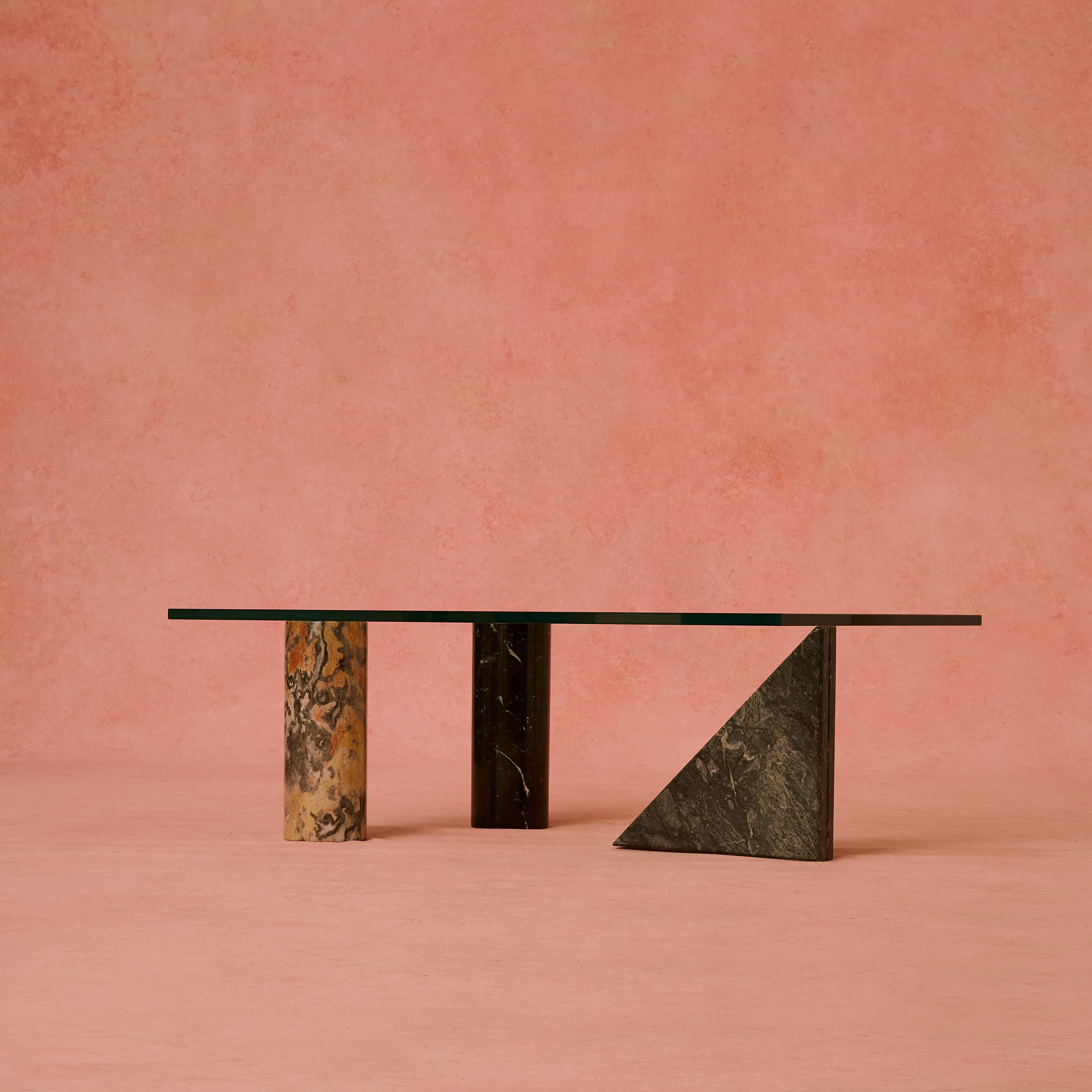 Geometrischer Couchtisch aus Marmor (Italienisch) im Angebot