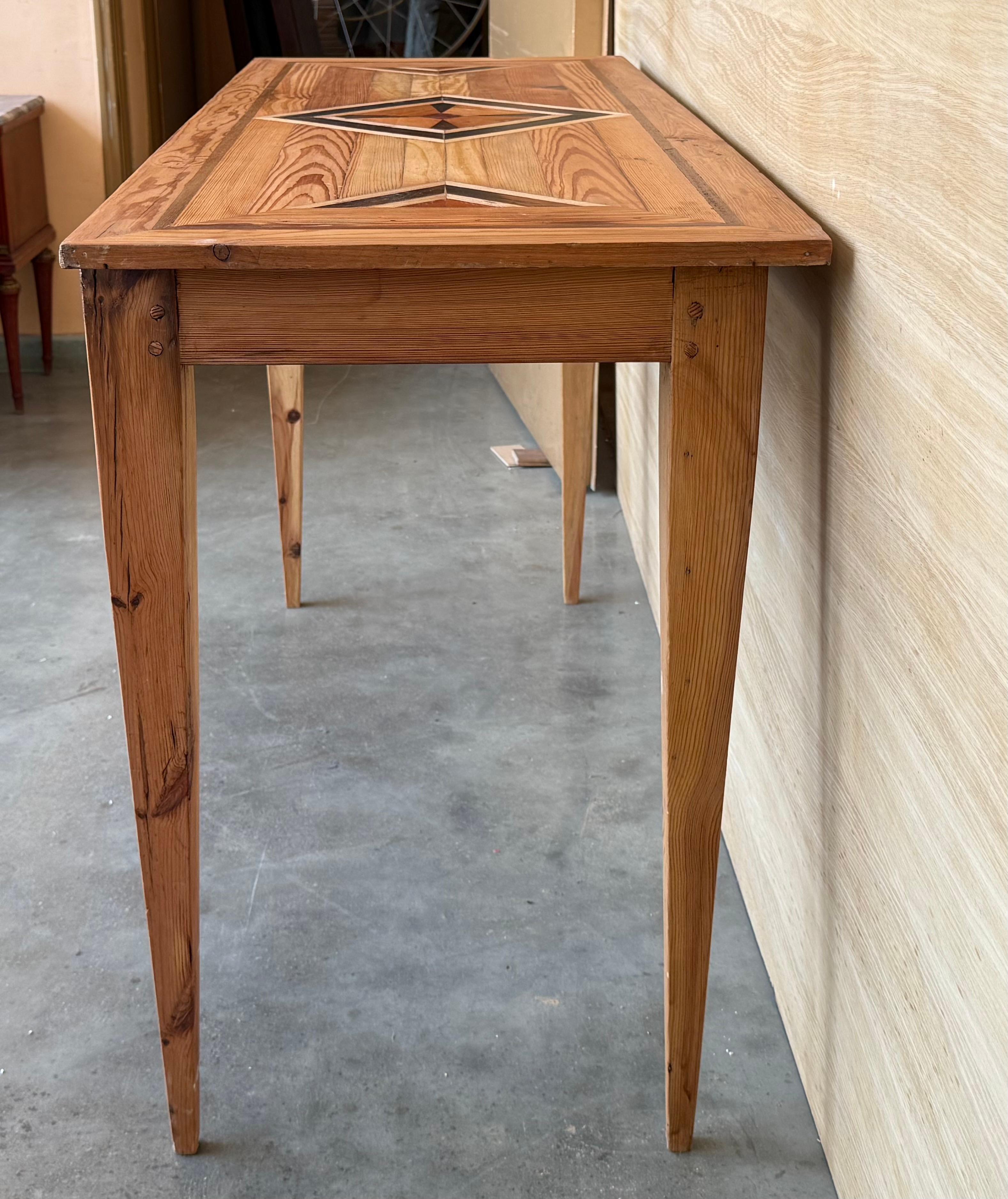 Geometrischer Intarsien-Konsolentisch mit konischen Beinen im Angebot 4