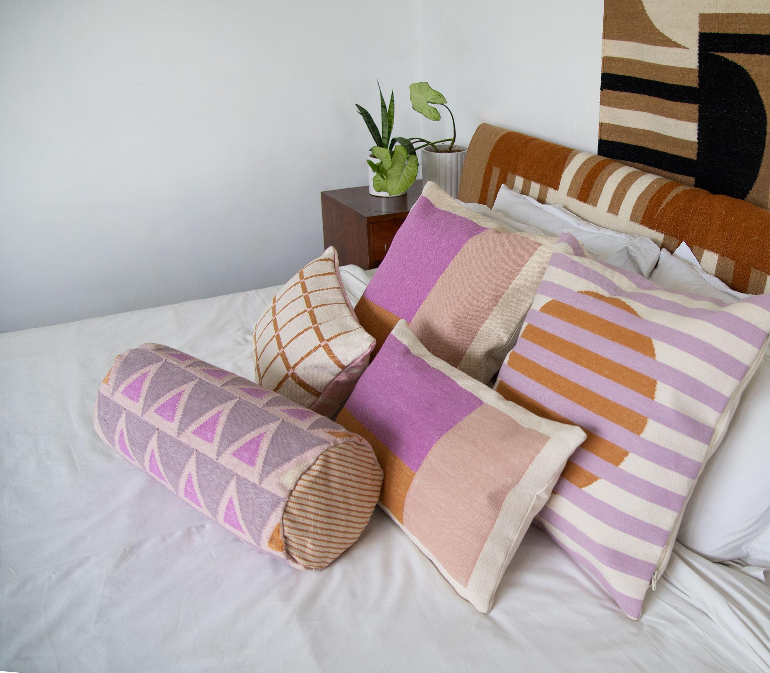 Moderno Cuscino bolster geometrico Maya Triangles, viola in vendita
