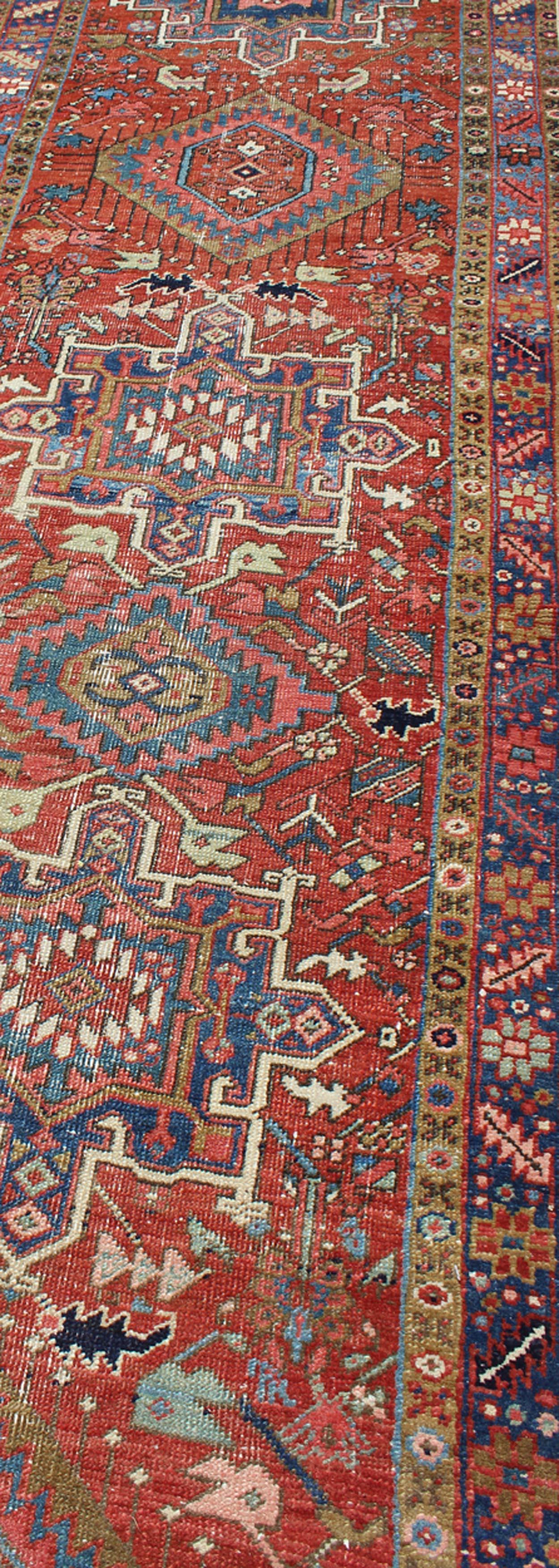 Geometrisches Medaillon, antiker persischer Heriz-Läufer in Ziegelrot und Blau im Angebot 2