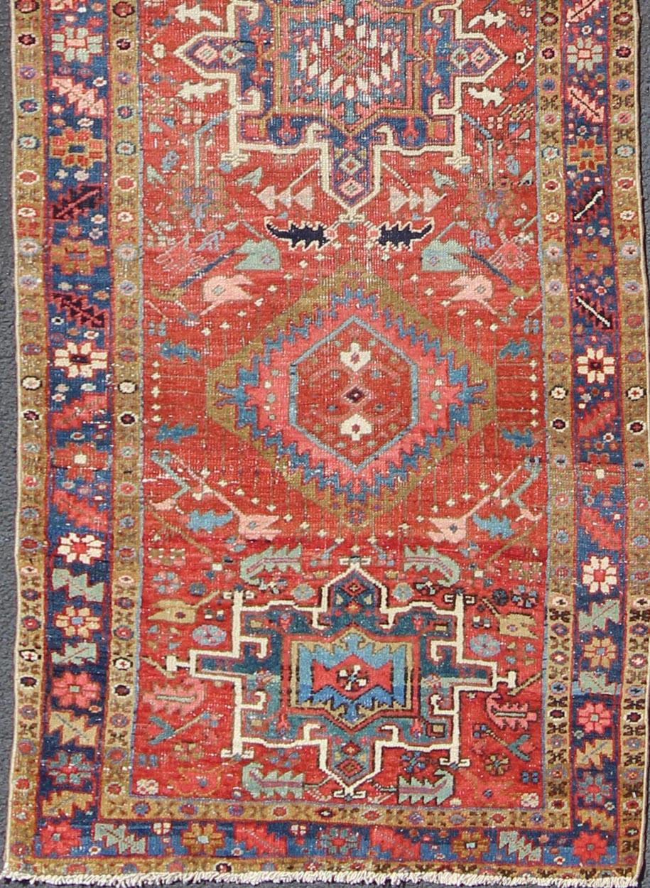 Antiker Heriz-Perserteppich mit subgeometrischen Motiven und sechs Medaillons in bunten Tönen, Teppich gng-4770, Herkunftsland/Typ: Iran / Heriz, um 1920

Dieser antike persische Heriz-Läufer aus dem Nordwesten Irans zeigt ein geometrisches