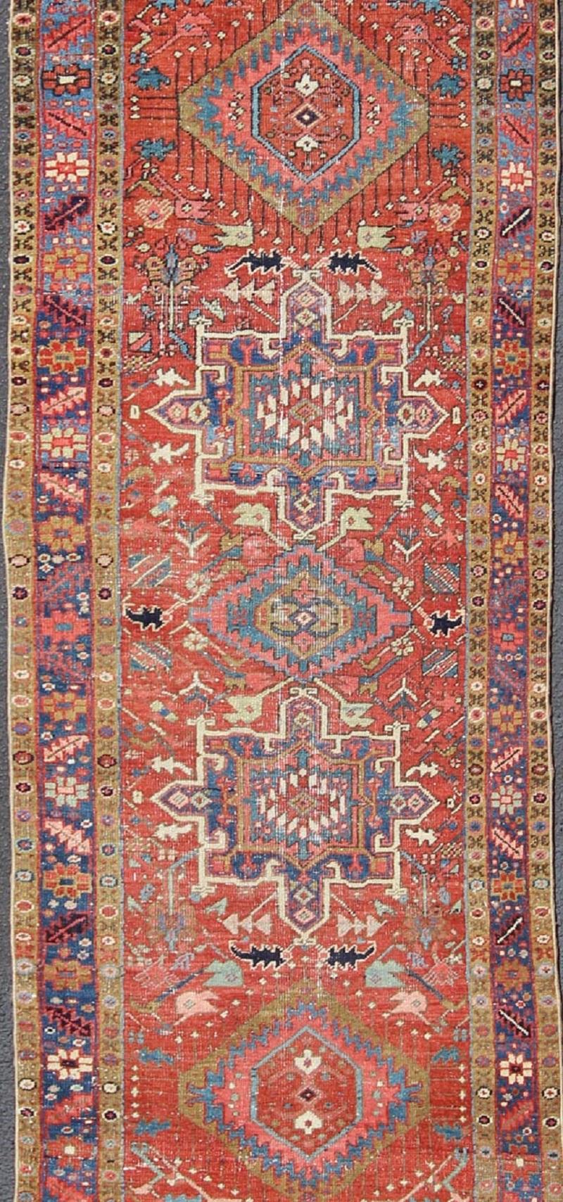 Geometrisches Medaillon, antiker persischer Heriz-Läufer in Ziegelrot und Blau (Heriz Serapi) im Angebot