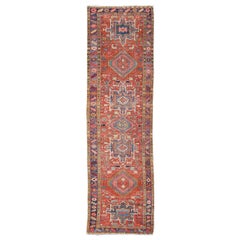Runner Heriz persiano antico a medaglioni geometrici in rosso mattone e blu