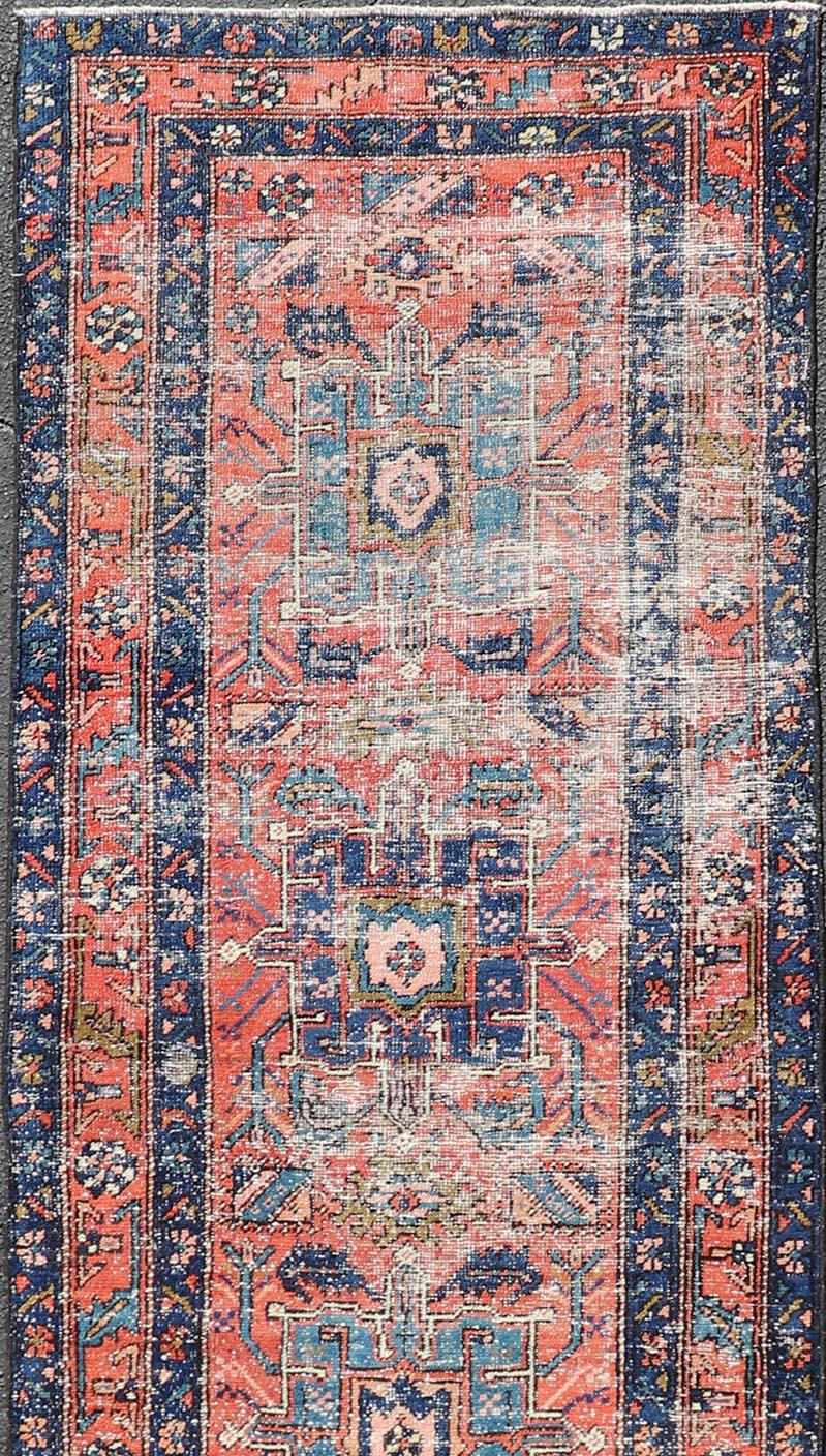 Geometrischer antiker persischer Heriz-Läufer mit Medaillon in Orange-Rot und Blau (Persisch) im Angebot
