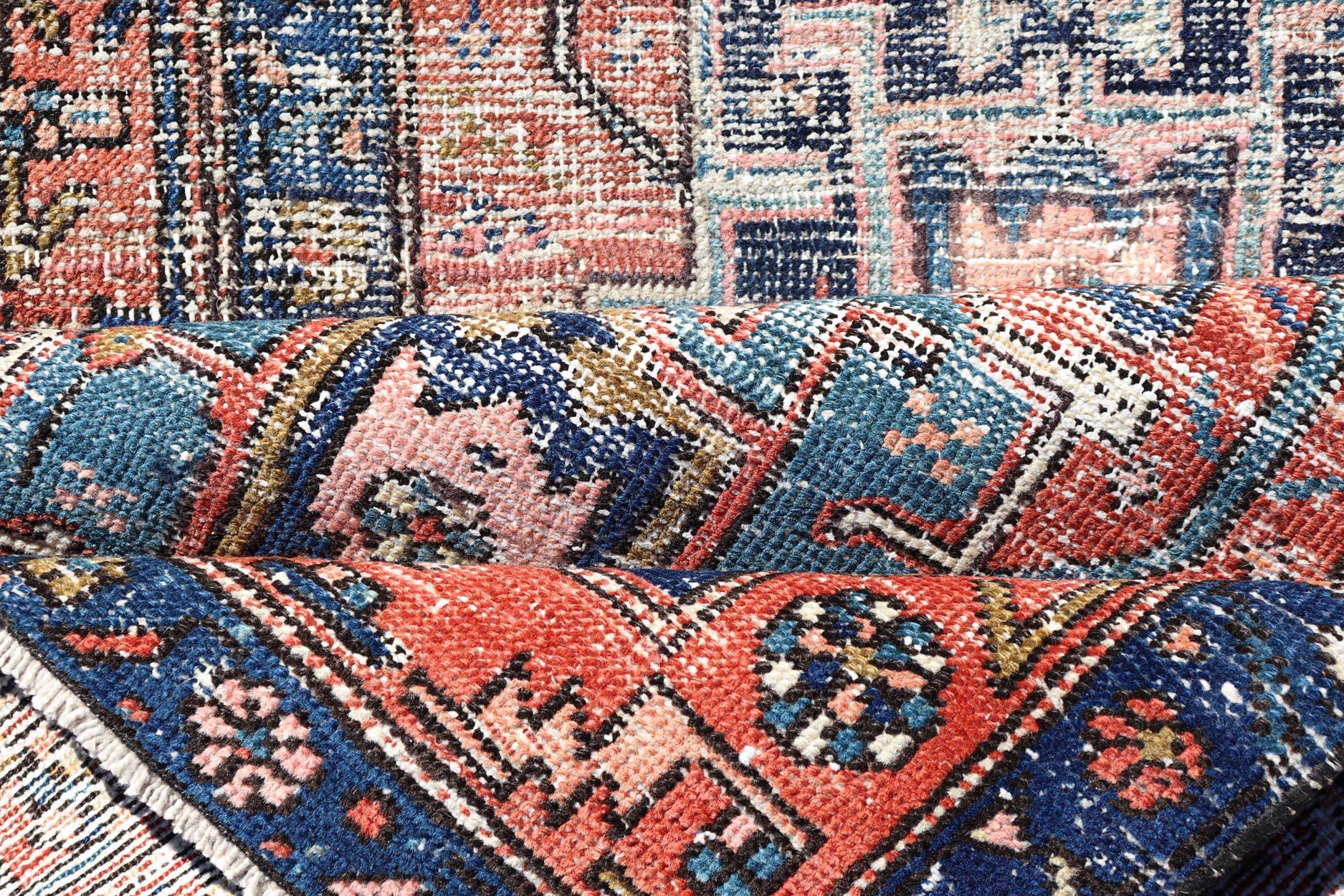 Geometrischer antiker persischer Heriz-Läufer mit Medaillon in Orange-Rot und Blau im Angebot 1
