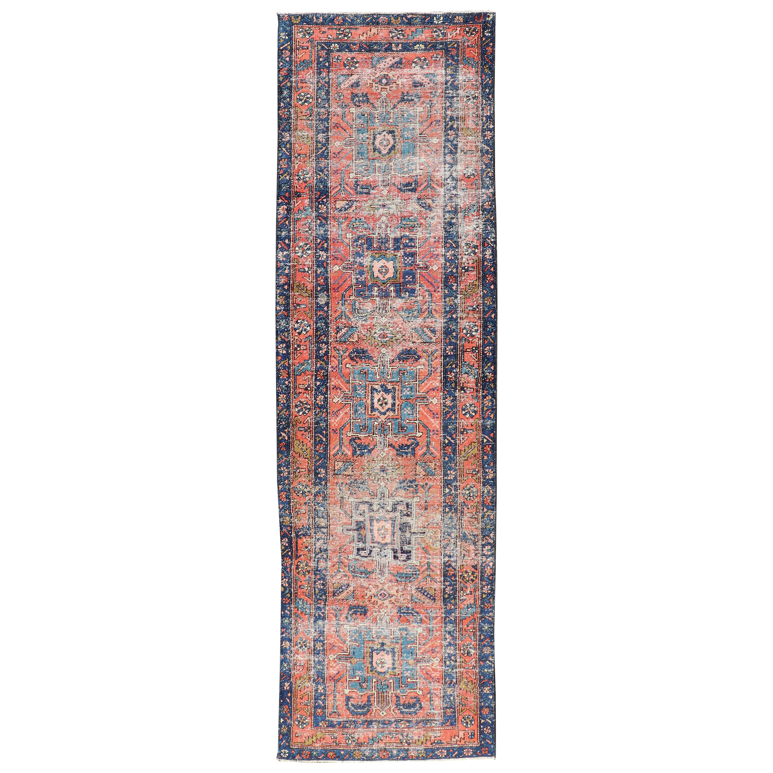 Tapis de couloir Heriz persan ancien médaillon géométrique orange-rouge et bleu